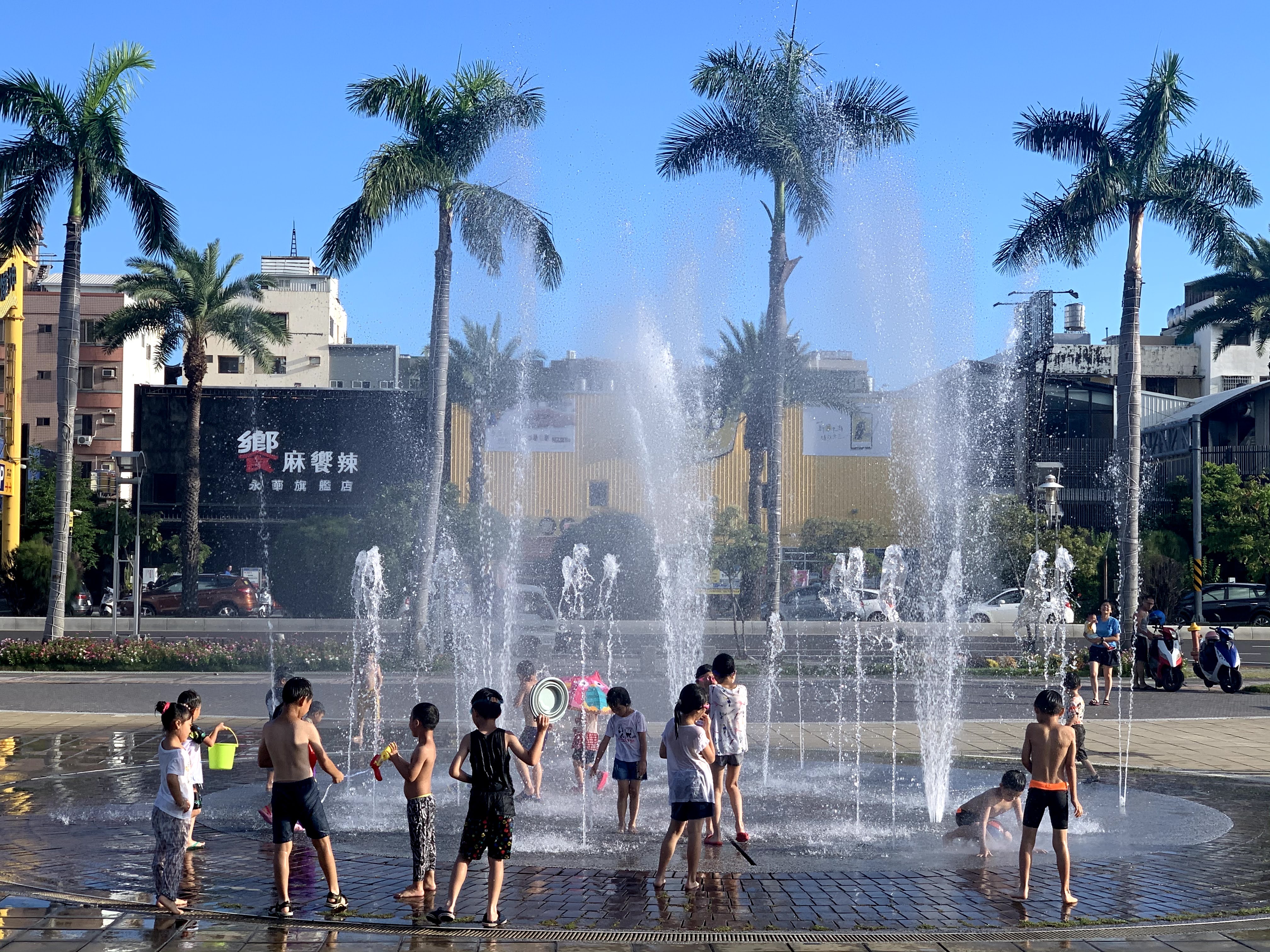 台南市议会前的喷水池也常吸引小朋友戏水。记者吴淑玲／摄影