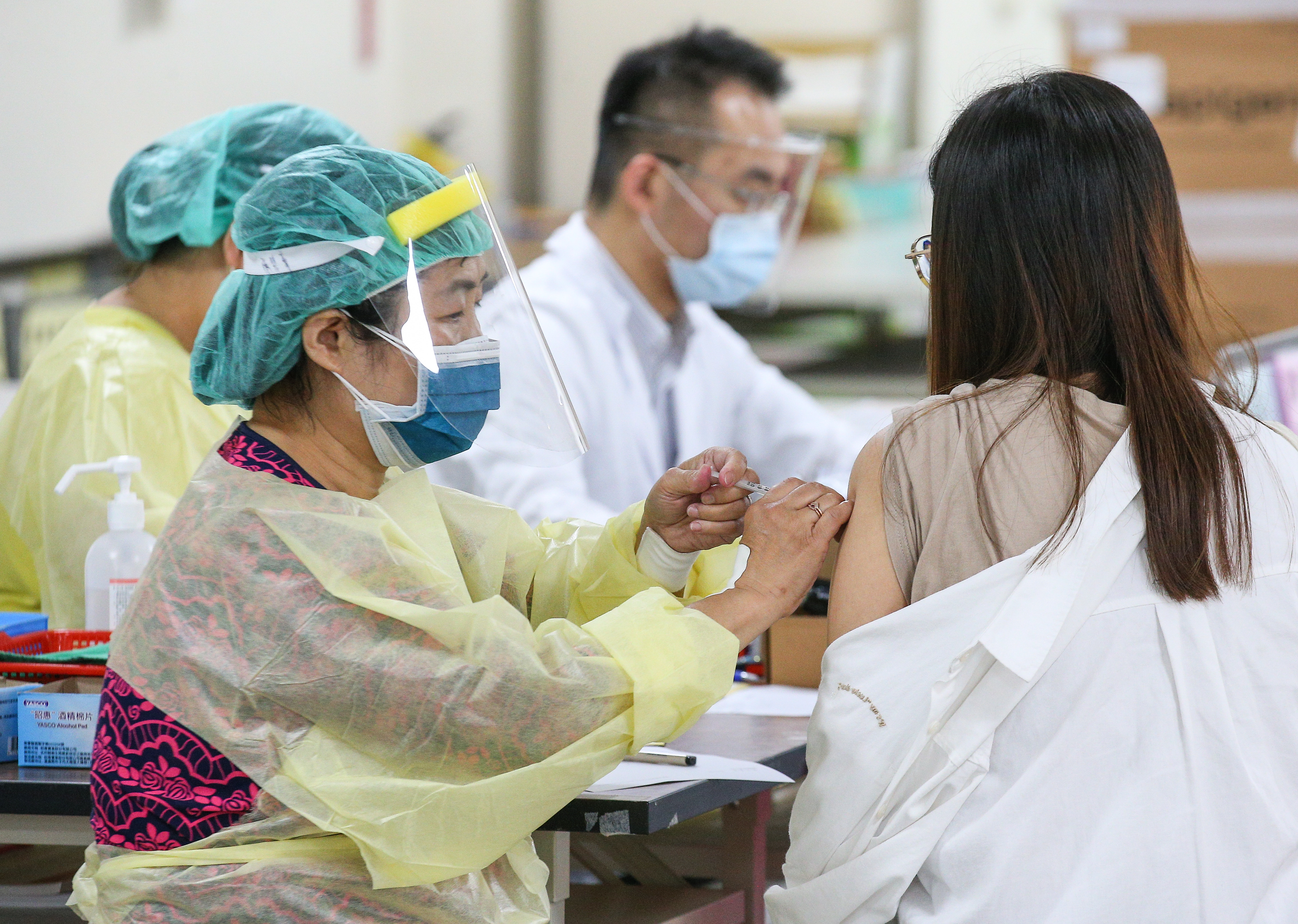 台湾新冠疫情再度升温，医师呼吁民众接种疫苗。本报资料照片