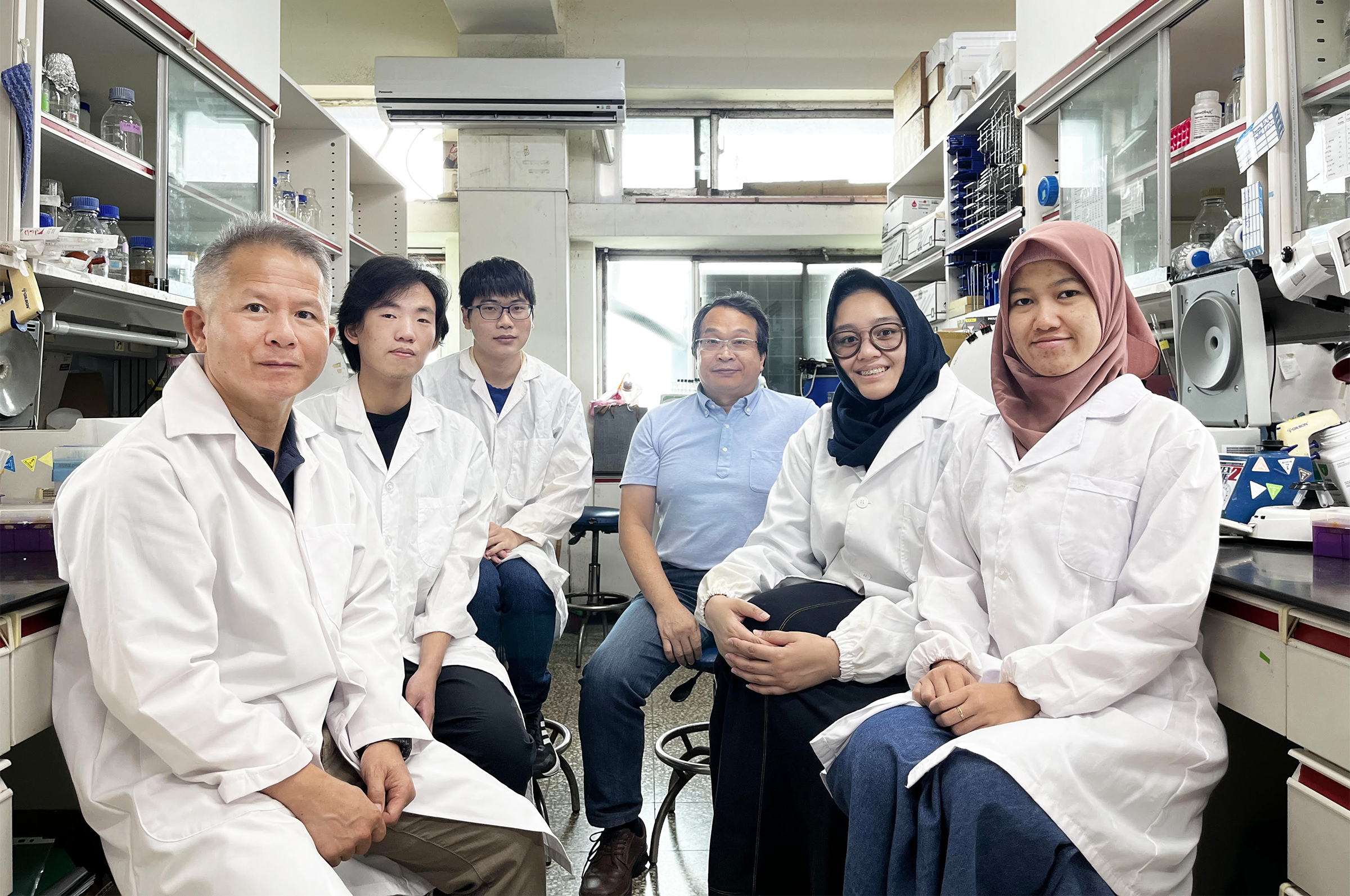 中央大学生命科学系王健家教授（左） 团队长期钻研基因转译，新发现提供抗疟疾药物研发新线索，成果刊登于国际顶尖期刊《核酸研究》。图／中央大学提供