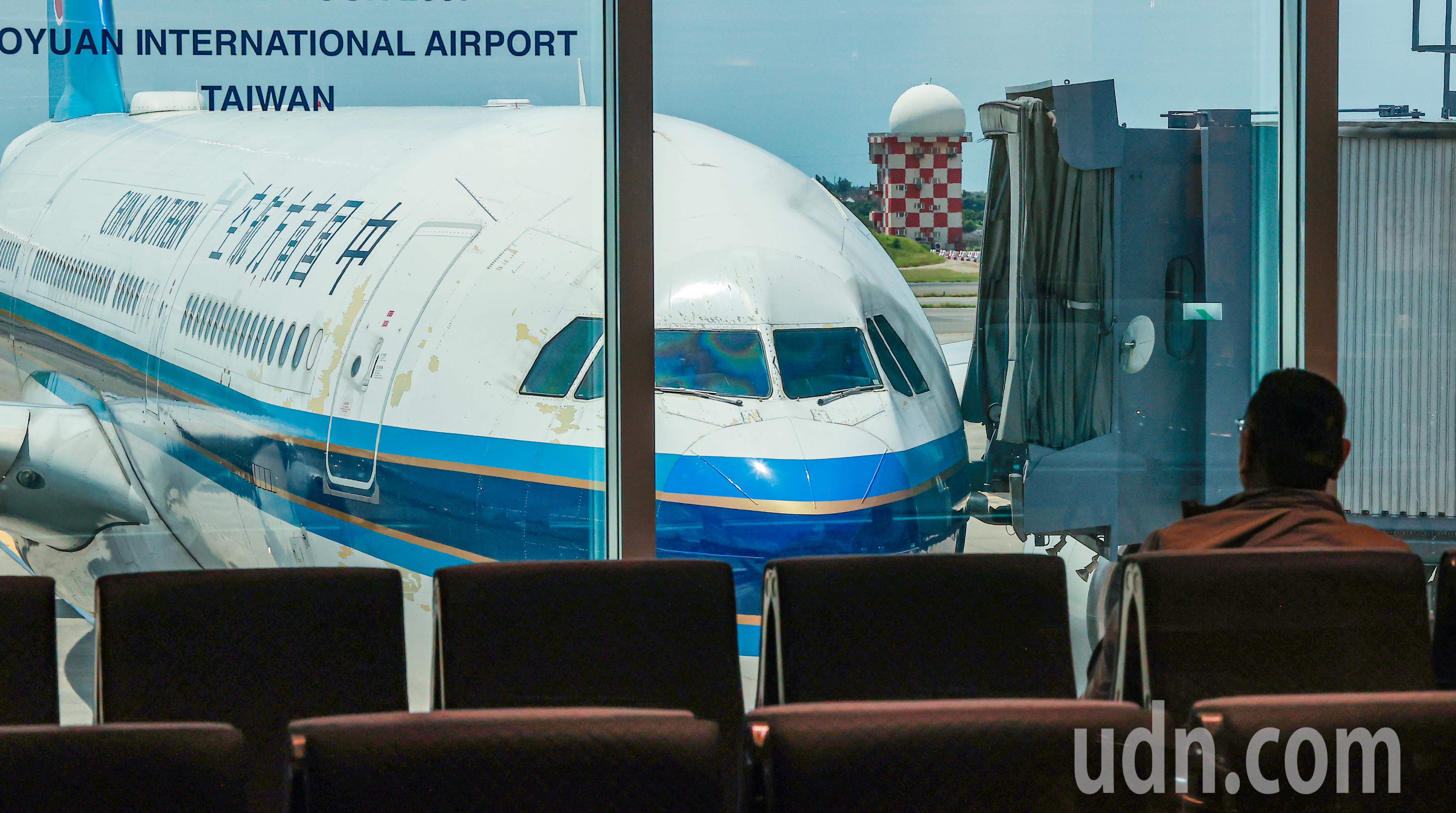 旅客在候机室内看著机坪上的大陆国际航空客机。记者黄仲明／摄影