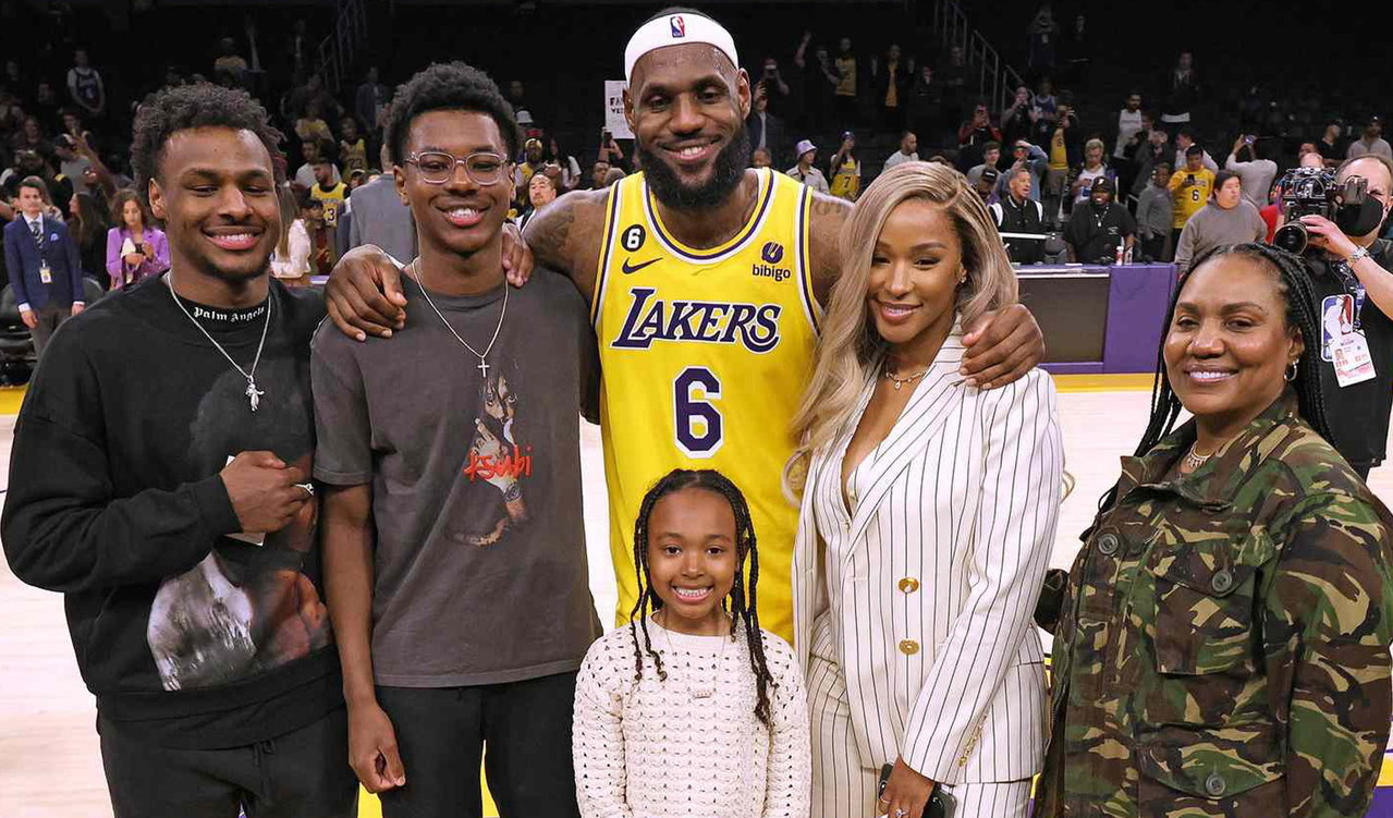 美国职篮NBA超级球星詹姆斯与家人。