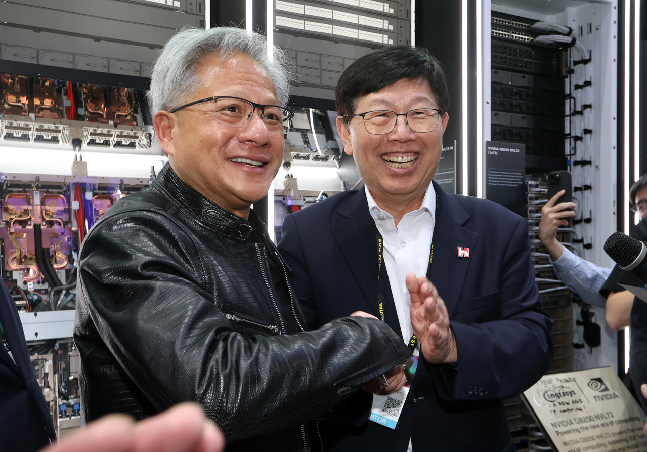 鸿海董事长刘扬伟（右）将担任夏普会长，堺工厂也正转型为AI数据中心，让外界关注鸿海与夏普两家公司的合作。图为前不久刘扬伟与辉达创办人黄仁勋合影。 记者胡经周／摄影