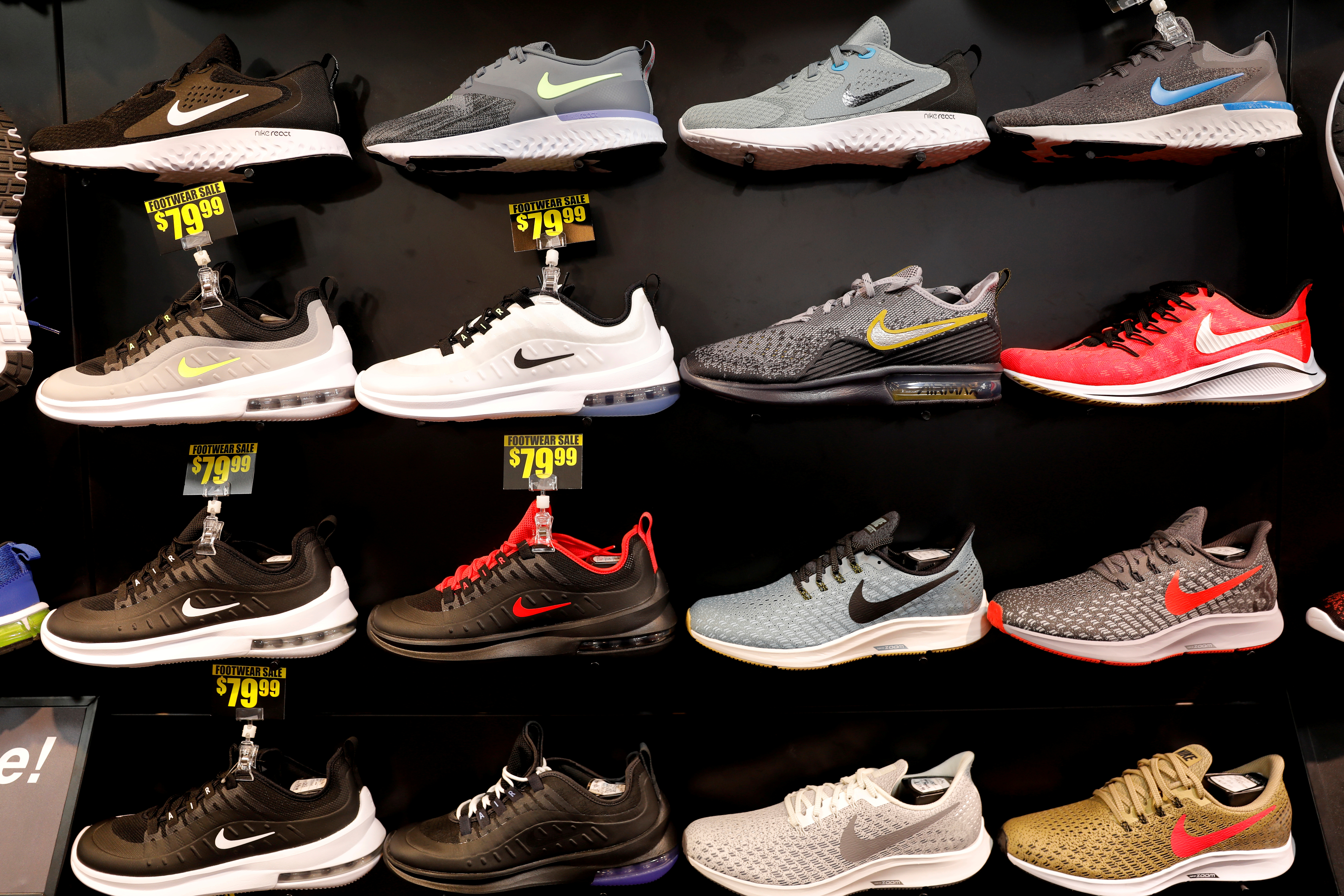 美国运动品牌大厂耐吉（Nike）周四意外下调全年业绩指引，预估本季销售下滑10%。路透
