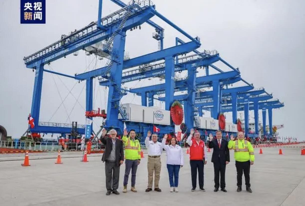 6月14日，秘鲁钱凯港首批港机设备到港仪式在该港口举行。秘鲁总统博鲁阿尔特和中国驻秘鲁大使宋扬等人出席活动。（图／取自央视新闻）