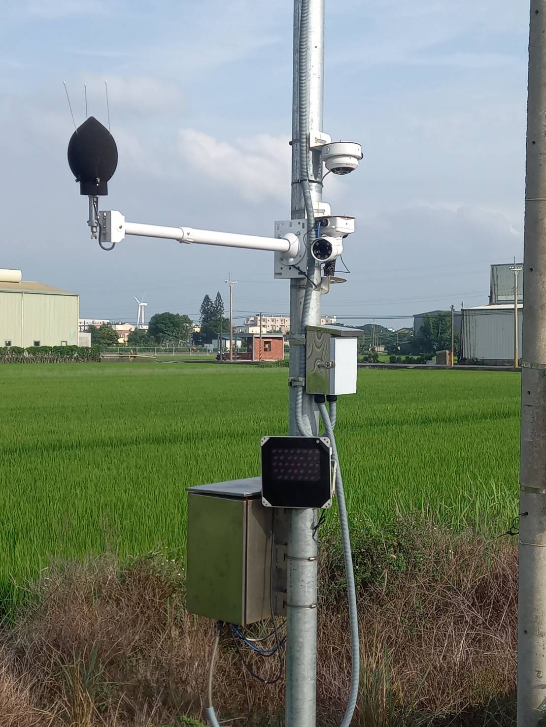 新竹县环保局继4月1日在竹东镇、竹北市启动3处固定式声音科技执法设备，预计今年底再新增2台半固定声音照相科技执法设备，持续增加取缔量能。图／新竹县政府提供