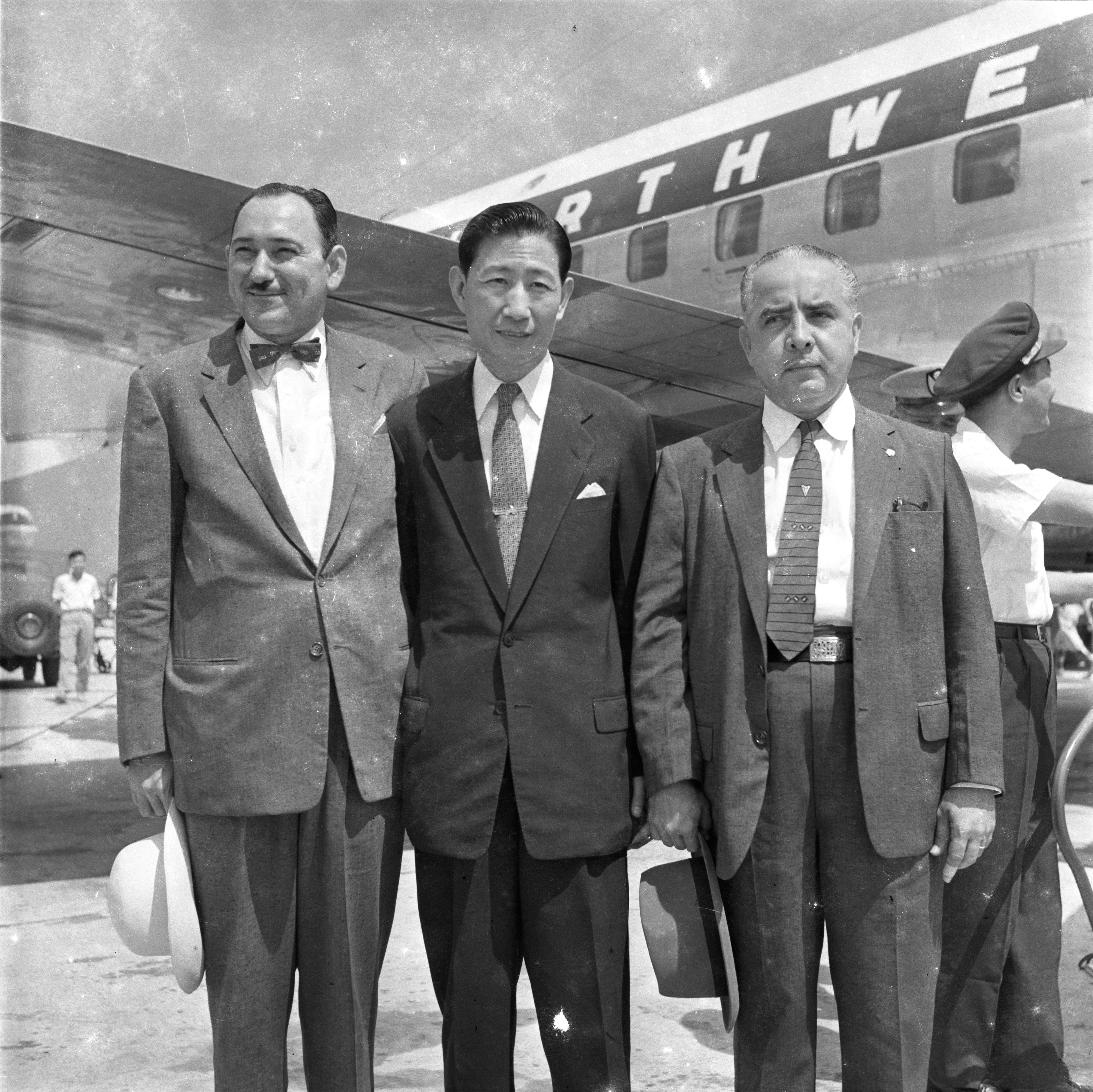 1957年6月29日，巴拿马新任驻华大使韦嘉（右）飞抵台北履新，旧任大使芝兰（左）也同机来台办理交接，外交部礼宾司长汪丰（中）亲抵机场接待欢迎。图／联合报系资料照片