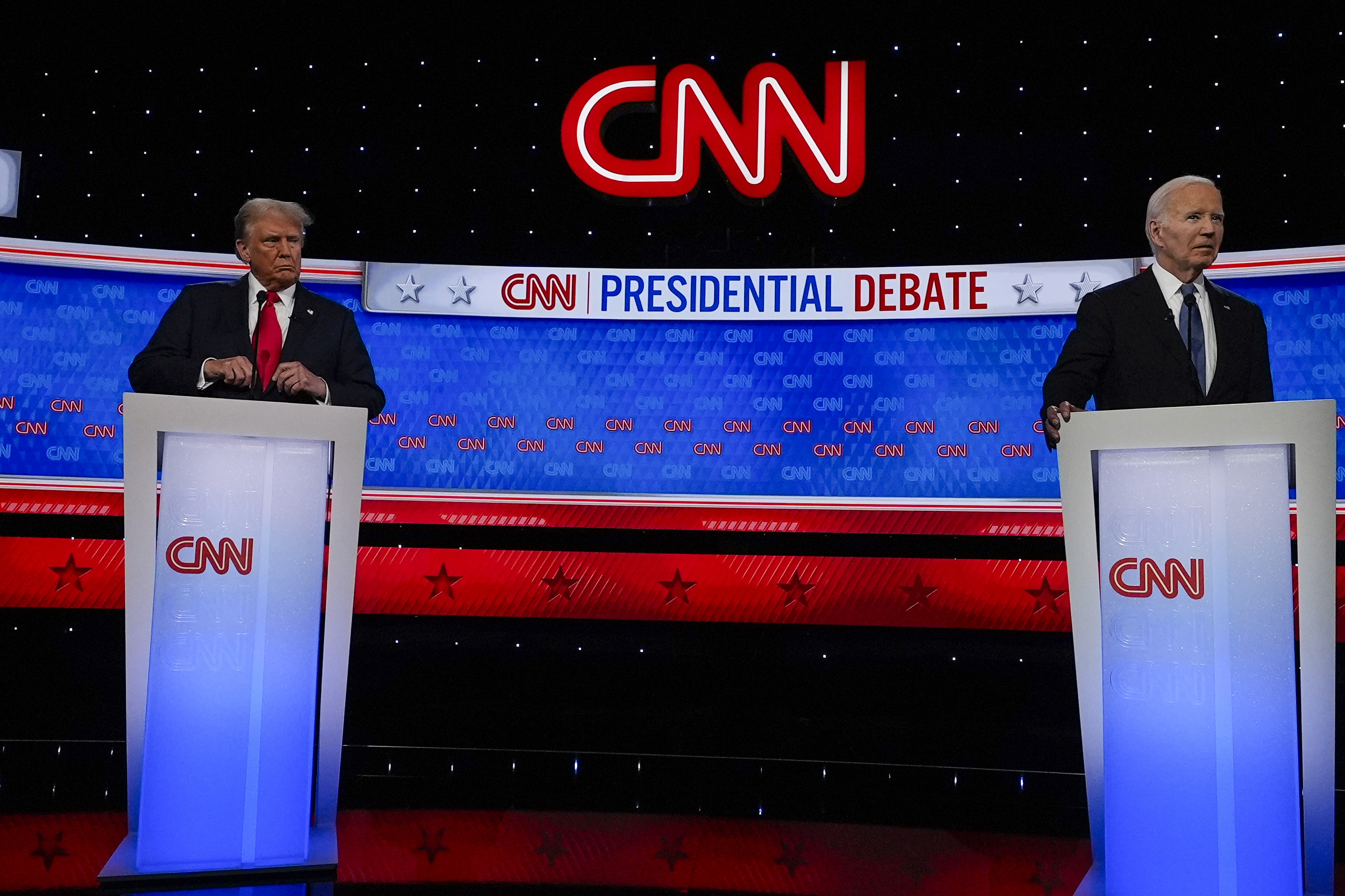 美国总统大选首场辩论周四晚间举行，现任总统拜登（右）传出感冒抱恙上场与川普对垒。美联社