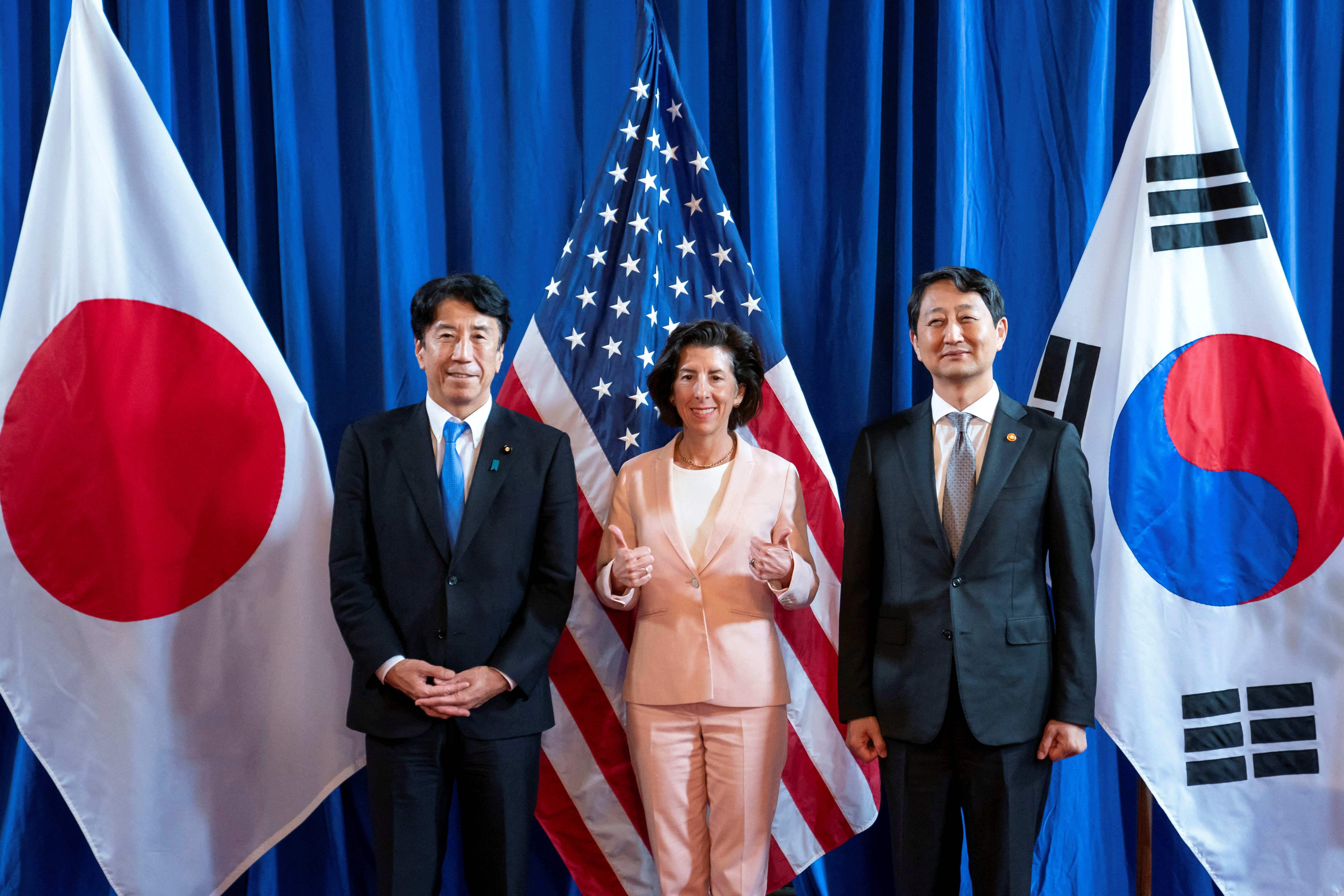 美国商务部长雷蒙多（中）、日本经济产业大臣斋藤健（左）及南韩产业通商资源部长安德根举行首场三方会议。路透