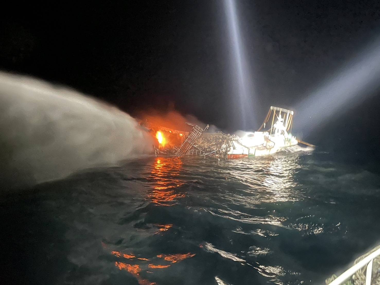 台籍「金旺兴」渔船昨晚在彭佳屿北18浬处火烧船，船上5名船员跳海逃生获救。记者游明煌／翻摄