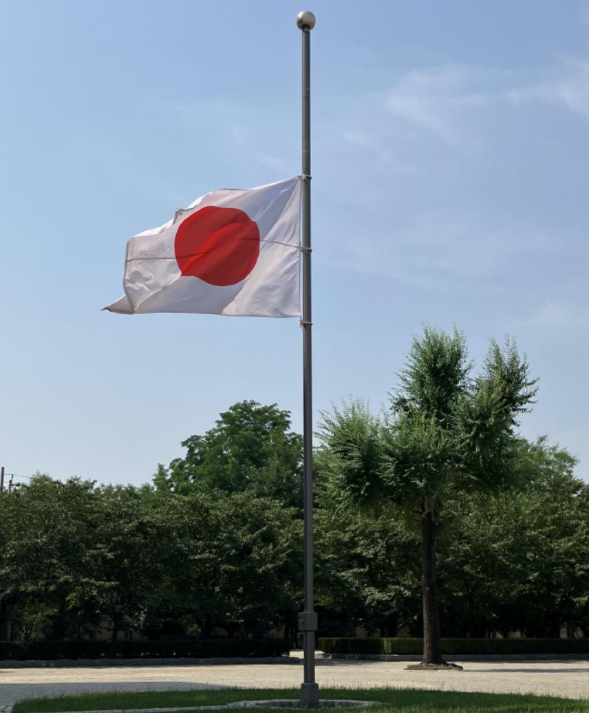 日本驻陆大使馆下半旗向胡友平致敬。（图／取自日本国驻华大使馆）