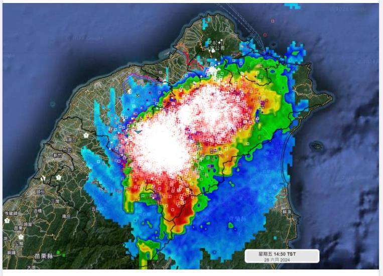 天气风险公司指出， 台北盆地、桃园的两颗雷雨胞合并，每分钟闪电讯号高达500次以上。撷取自天气风险公司脸书，资料来源：台湾全方位闪电监测网。