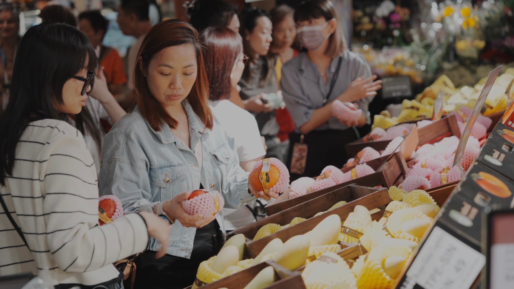 台南市芒果在新加坡超市上架，受到消费者喜爱。图／南市府提供
