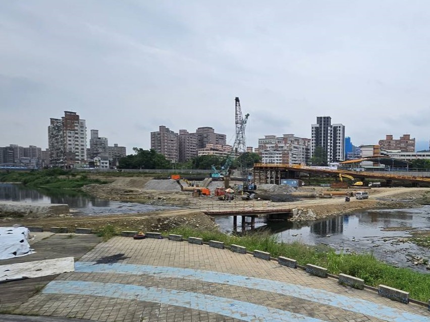 三峡河下游正在进行长福桥新建工程，曾搭设挖土机便桥方便两岸施工。图为今年五月份画面。记者李定宇／摄影