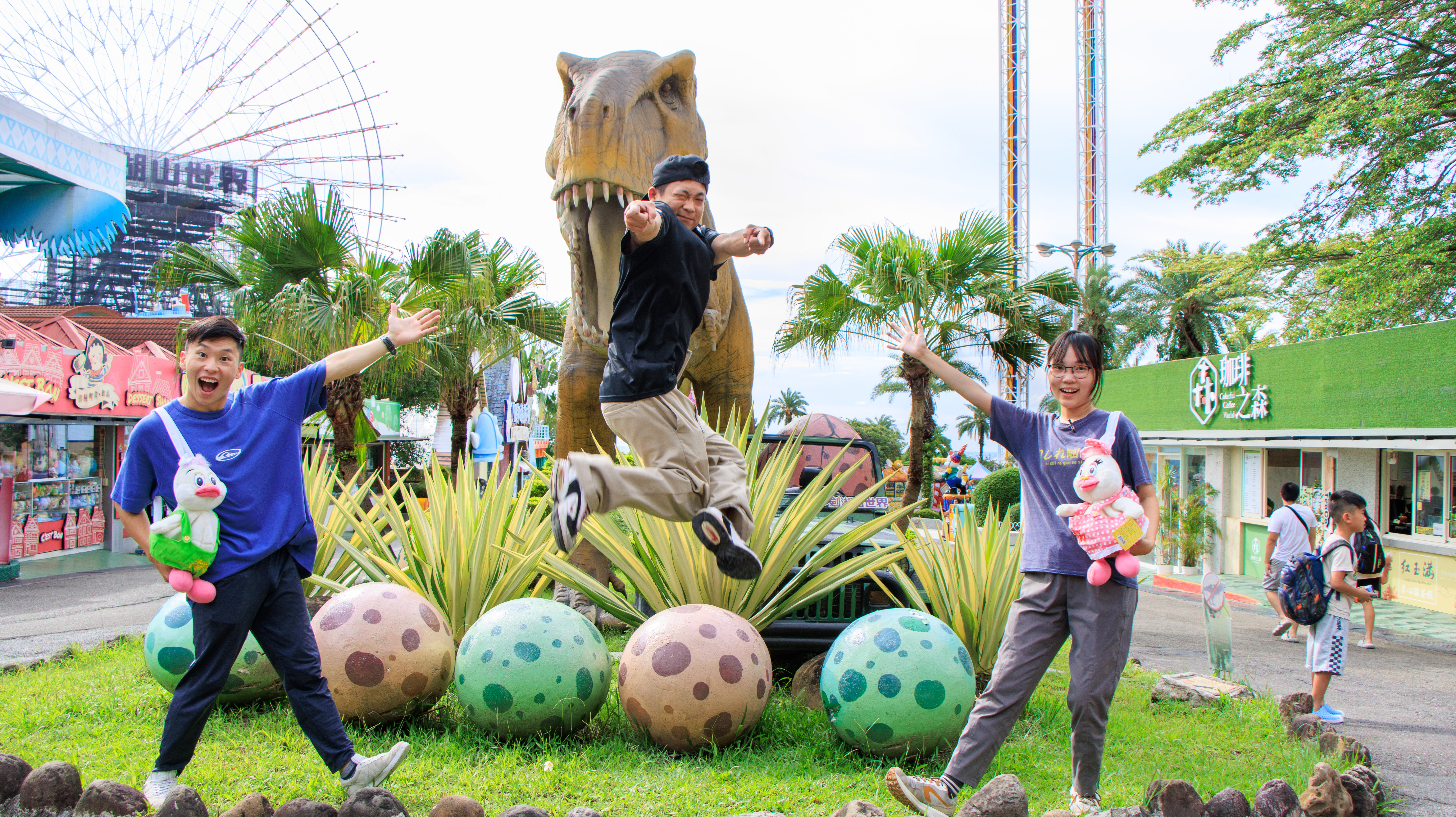FUN暑假啰，最受大小朋友青睐的「恐龙见面会」将在儿童玩国欢乐金银岛舞台以及飞越恐龙谷广场与民众来场正面对决。业者提供