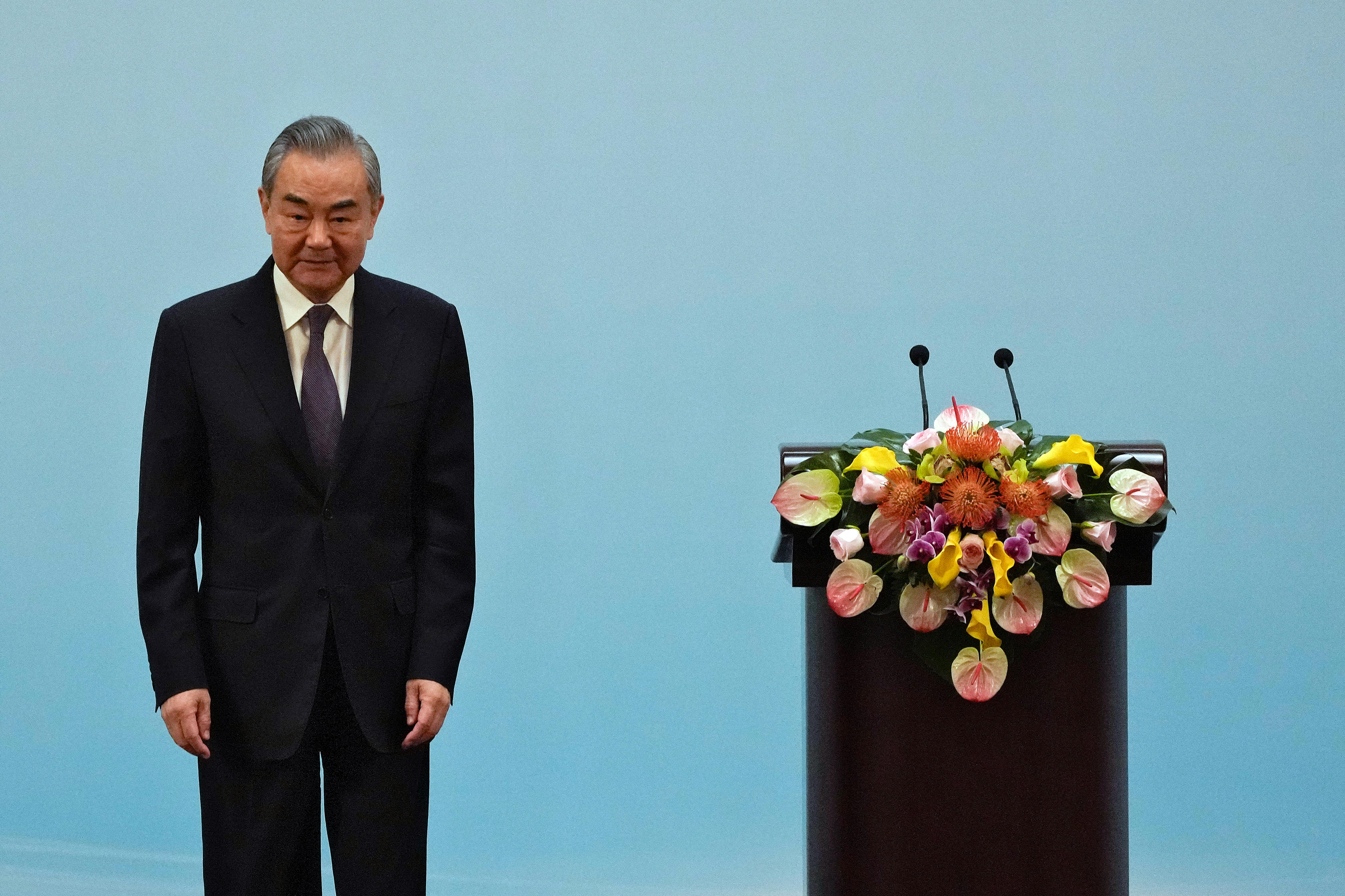 大陆外交部长王毅在和平共处五原则发表70周年纪念大会后的午餐会上发表演说。（美联社）