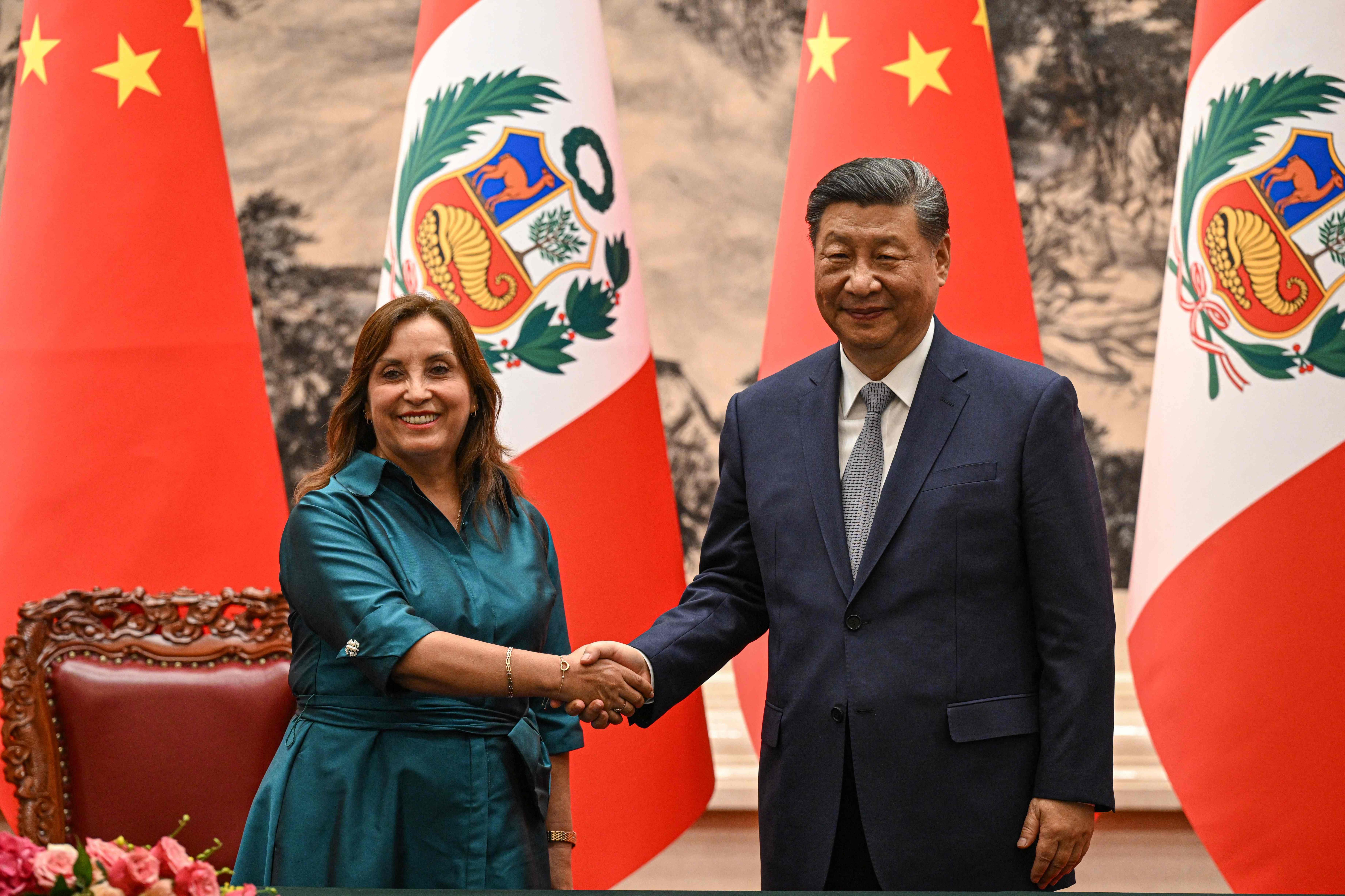 在秘鲁总统博鲁阿尔特访陆期间，中秘宣布实质完成自贸协定升级谈判。图为大陆国家主席习近平和博鲁阿尔特28日下午共同见证双方签署双边合作协定。（法新社）