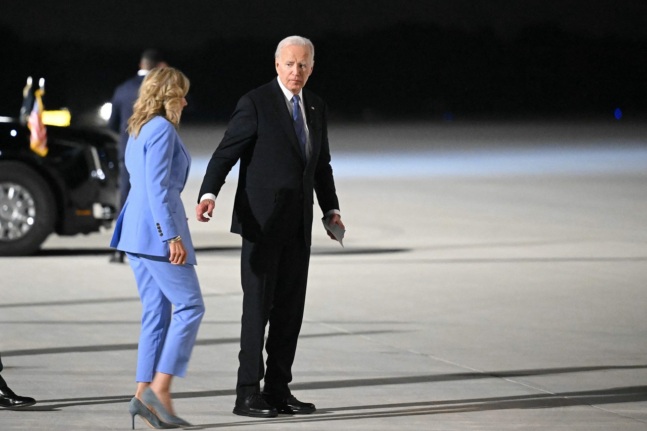 美国总统拜登和第一夫人吉儿27日步行登上空军一号，随后离开乔治亚州马利耶塔的多宾斯空军预备役基地。法新社