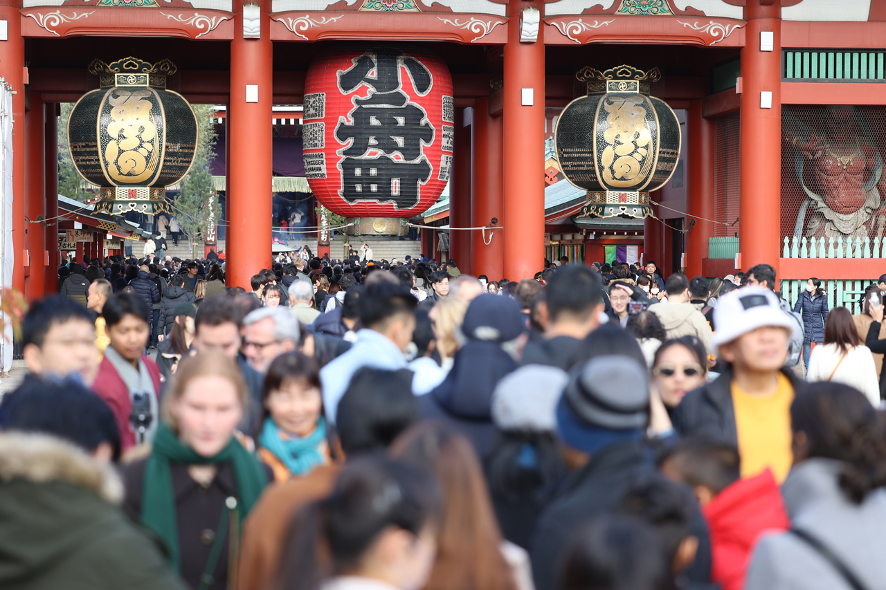 日本东京浅草寺游人如织。