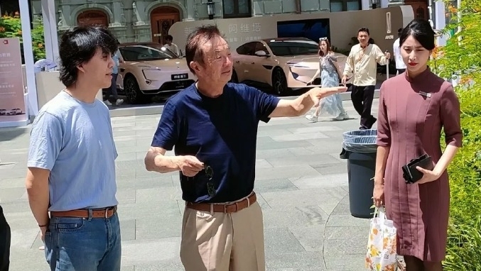 中国钢琴家李云迪（左）近日一段与华为集团创办人任正非（中）同框引发热议。图取自星岛日报
