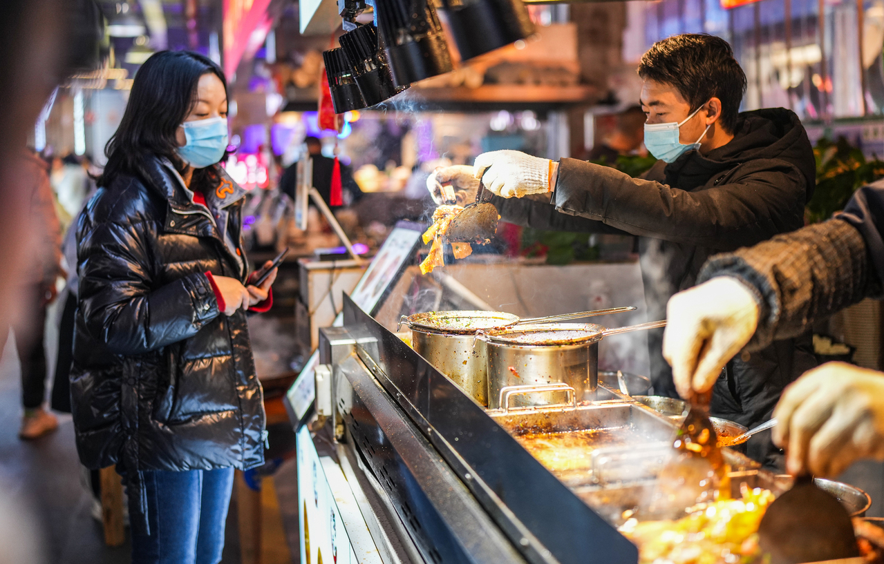 中国将于30日发布今年6月的制造业采购经理人指数（PMI），根据路透针对19位经济学家所做的调查预测，今年6月PMI可能为49.5%，与上月持平，持续维持在紧缩区间。图为中国民众购买特色小吃「烤米皮」。（新华社）