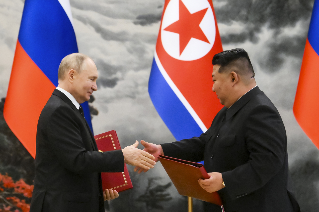 金正恩与俄罗斯总统普亭19日在平壤举行会谈后，宣布签署全面战略伙伴关系条约。