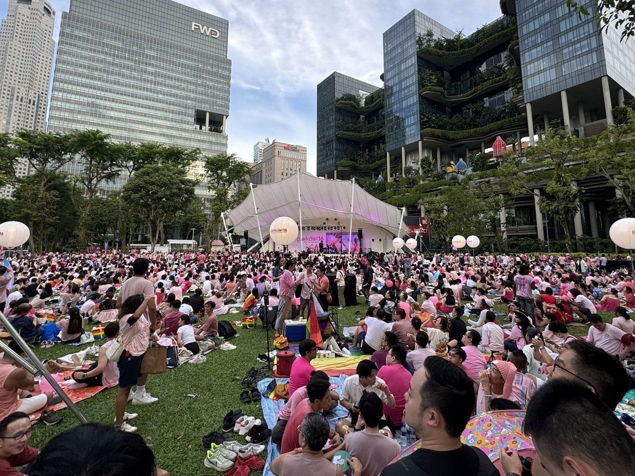 声援同性恋、双性恋和跨性别恋爱自由的新加坡「粉红点」活动在芳林公园登场。