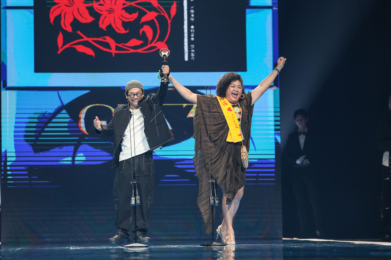 歌手巴奈以她的首张台语演唱专辑「夜婆」夺下第35届金曲奖最佳台语专辑奖。图／台视提供