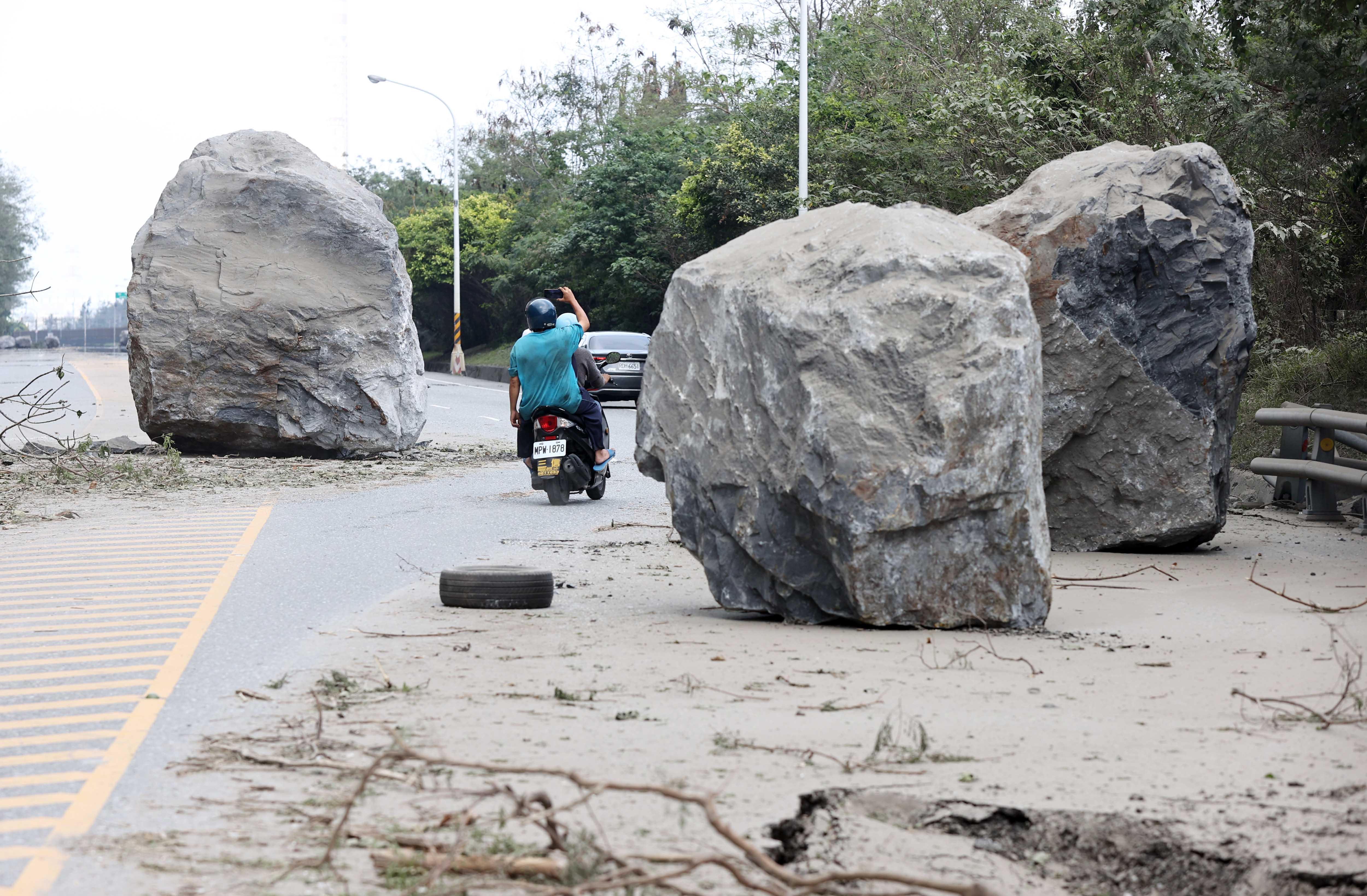 0403花莲大地震影响，苏花公路路段受灾状况严重，花莲县秀林乡和平段巨石挡路，场面怵目惊心。本报资料照