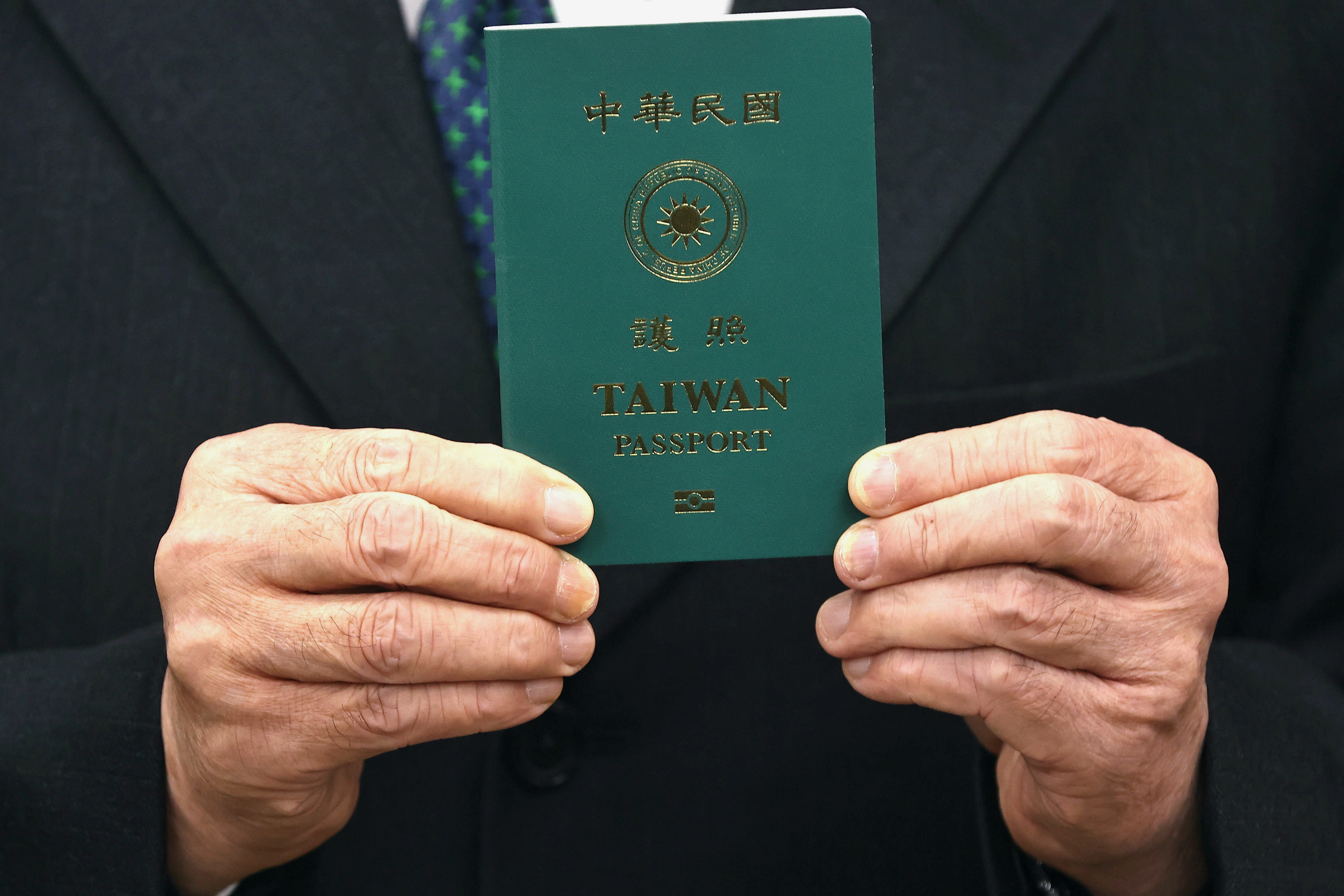 2024年亨利护照指数公布最强护照排名，台湾排名第35，可免签前往143个目的地。路透