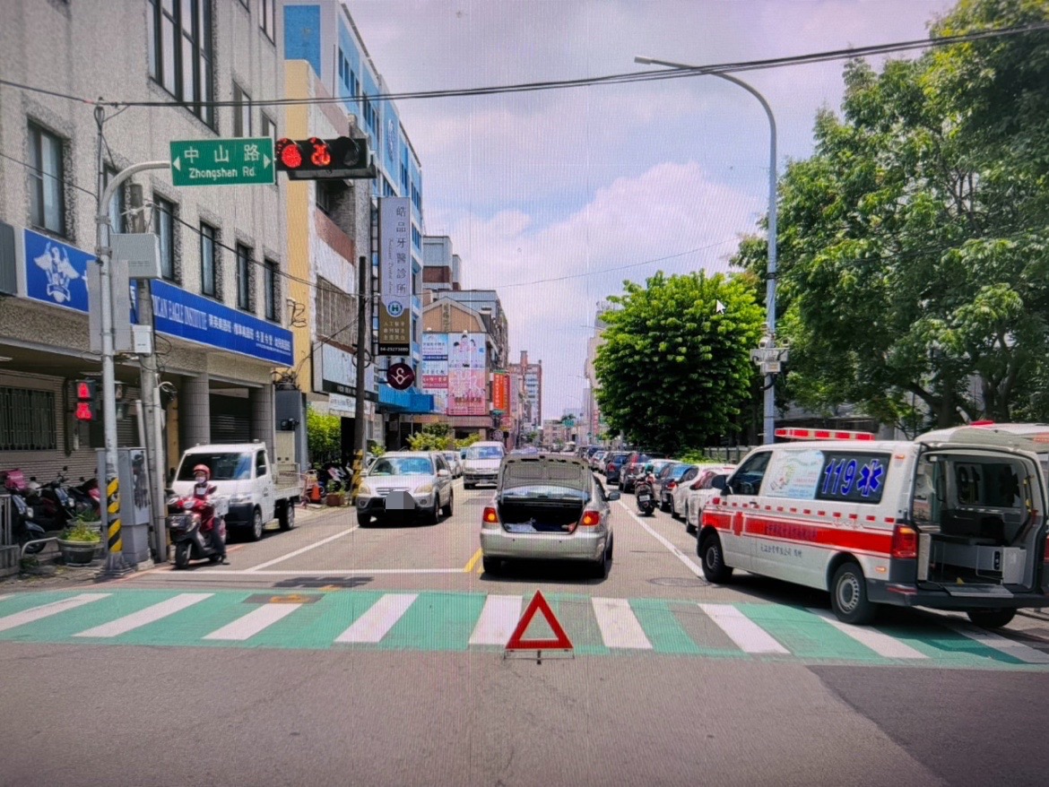 台中市丰原区昨天发生轿车撞飞行人车祸。记者游振升／翻摄