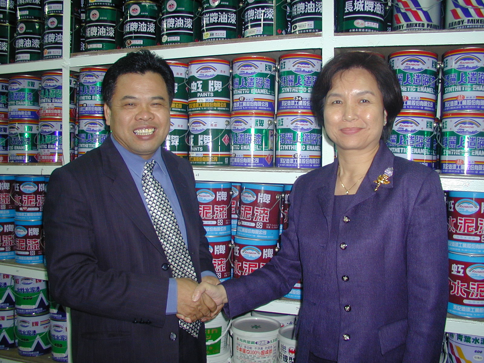 宜兰县议员林锡明（左）经营油漆店，对于自家油漆成为小偷的生财手段，直呼「太可恶」，一定要绳之以法。本报资料照