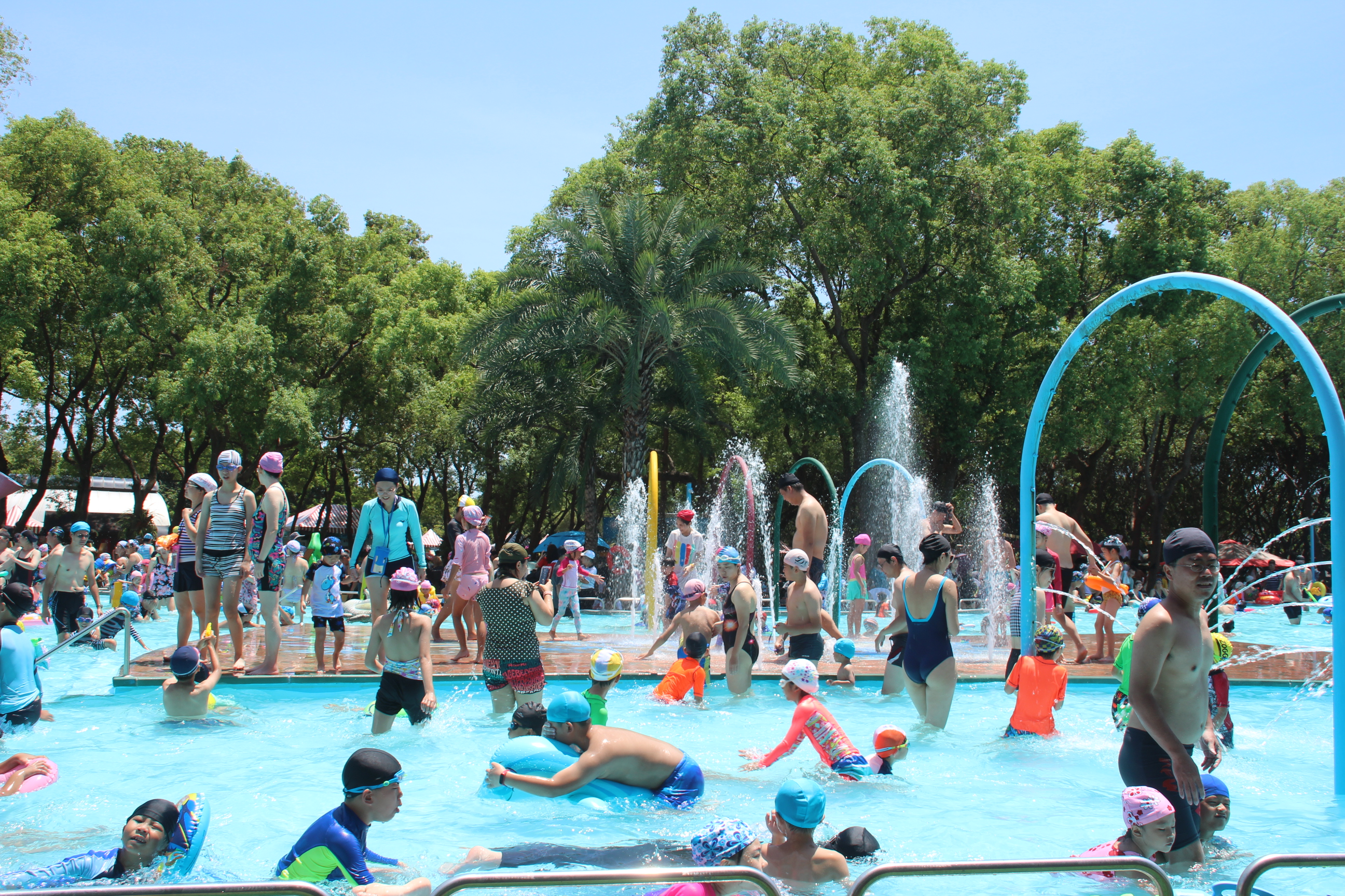 花莲县政府暑假在知卡宣绿森林亲水公园打造戏水设施，吸引亲子同游消暑。本报资料照片