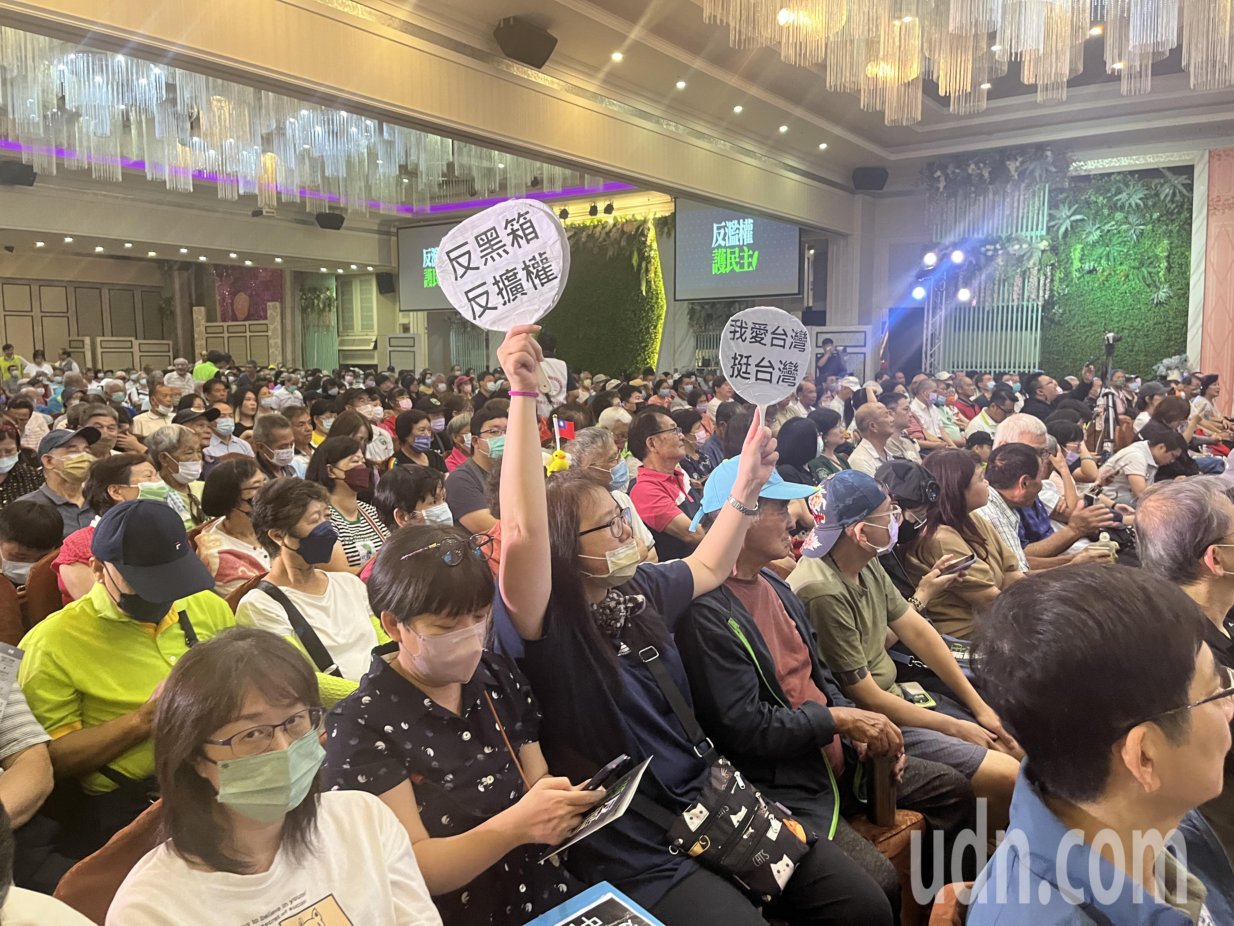 民进党桃园市党部今早中坜举办「反扩权」说明会，现场聚集超过7百人响应。记者陈俊智／摄影