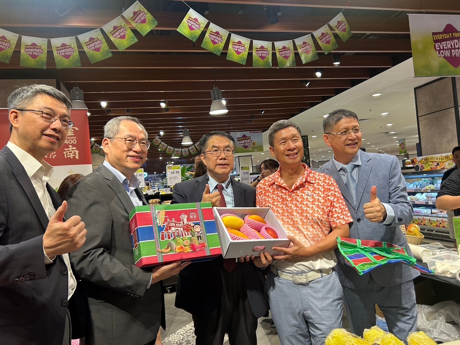 台南市长黄伟哲（右三）一口气将爱文、西施、金煌芒果带到马来西亚行销。图／台南市政府提供