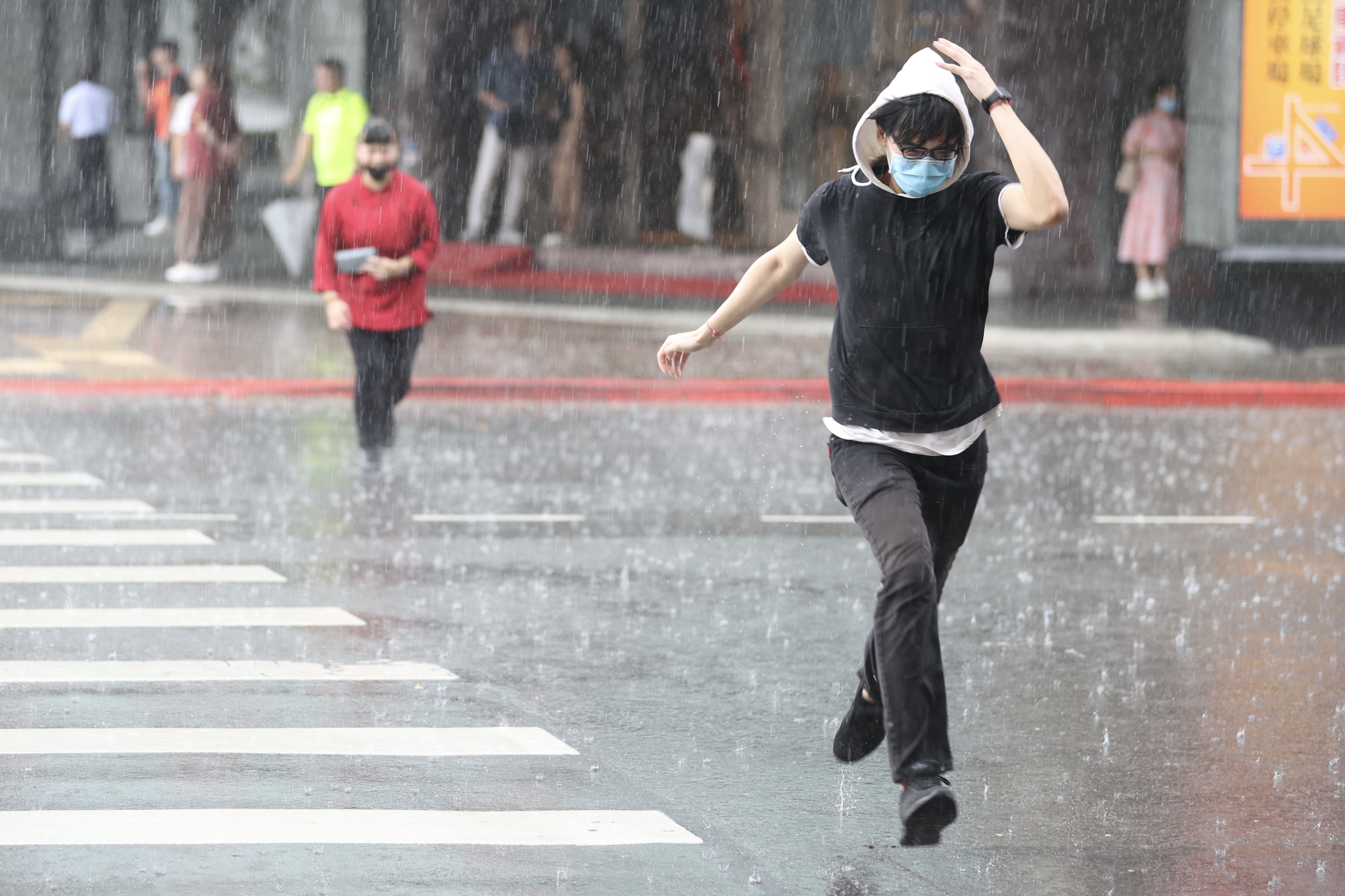 中央气象署表示，今天新竹以北、南部、花莲地区及苗栗至南投、宜兰山区有局部大雨发生的机率，预计持续到晚间。本报资料照片