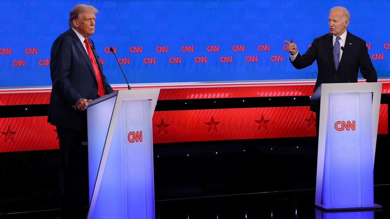 美国总统兼民主党候选人拜登（右）27日跟前总统兼共和党候选人川普举行第一场辩论。路透