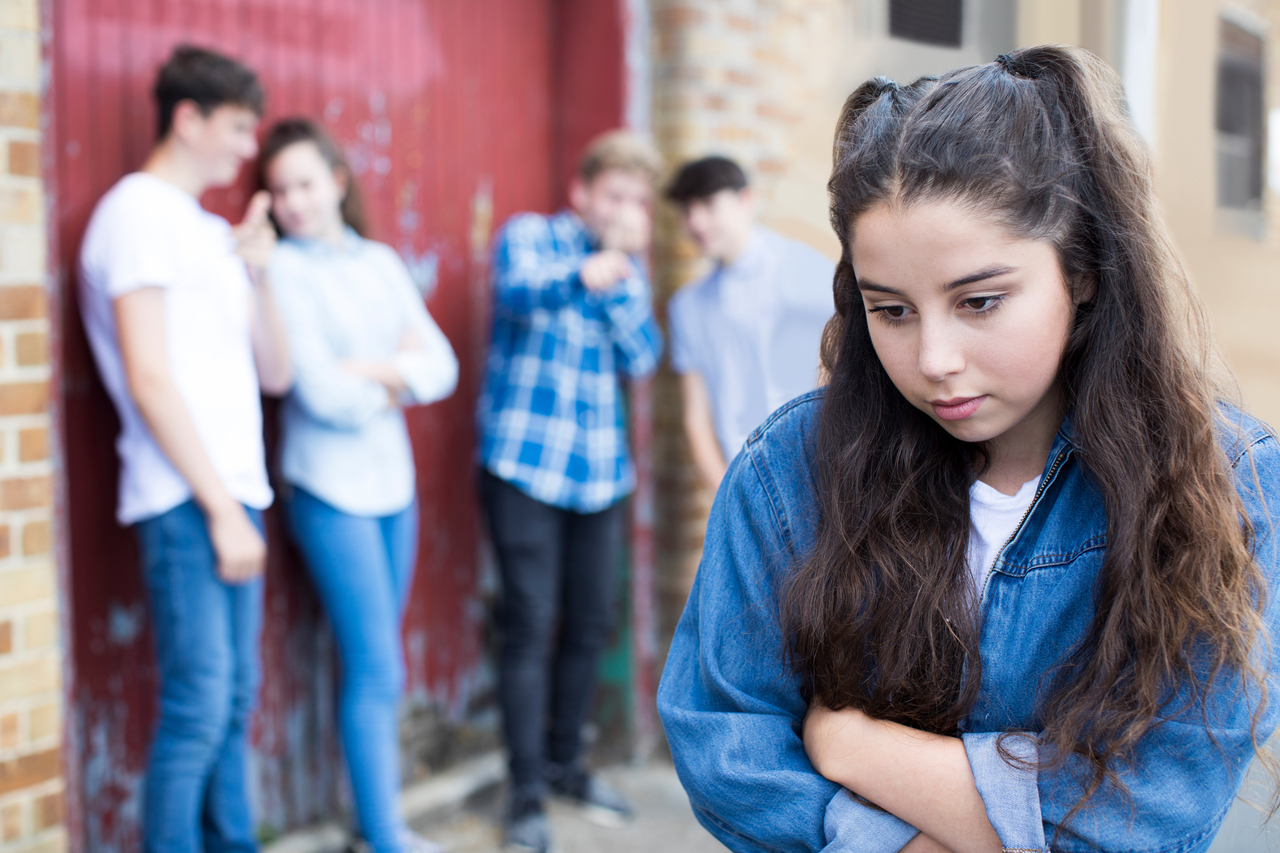 青少年、女同侪压力大，有时会认为父母令其丢脸。示意图／Ingimage