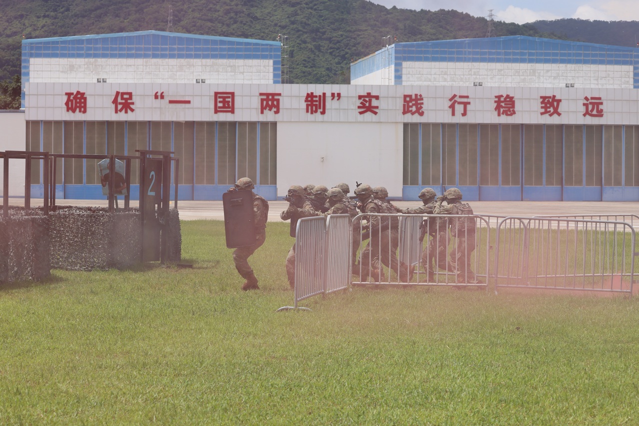 为庆祝香港回归27周年，中国人民解放军驻香港部队于六月二十九日至三十日组织「七一」军营开放活动，陆续开放昂船洲、石岗和新围营区。图／驻港部队（香港中通社）