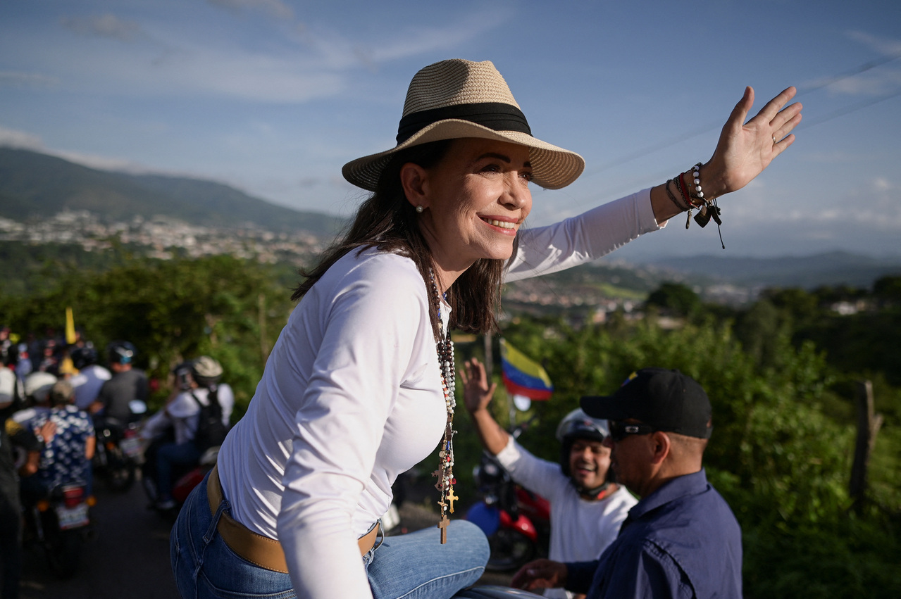 距离委内瑞拉极具争议的总统大选剩下1个月。昨天数千人齐聚塔奇拉州（Tachira）首府圣克里斯托巴市街头，热烈欢迎反对派领袖马查多（Maria Corina Machado）。路透社