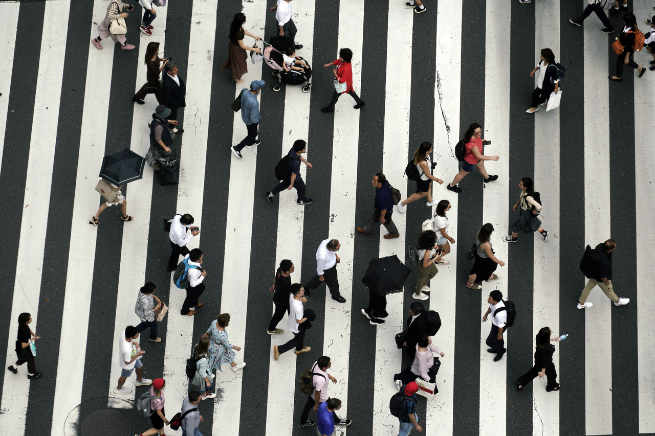 过去在日本东京街头经常可见具声光效果的LED广告宣传车，由于东京都政府考量对市容与交通造成影响，今天扩大管制所有宣传车都不得用LED播放影像，过去的宣传方式将不复见。东京街景。美联社