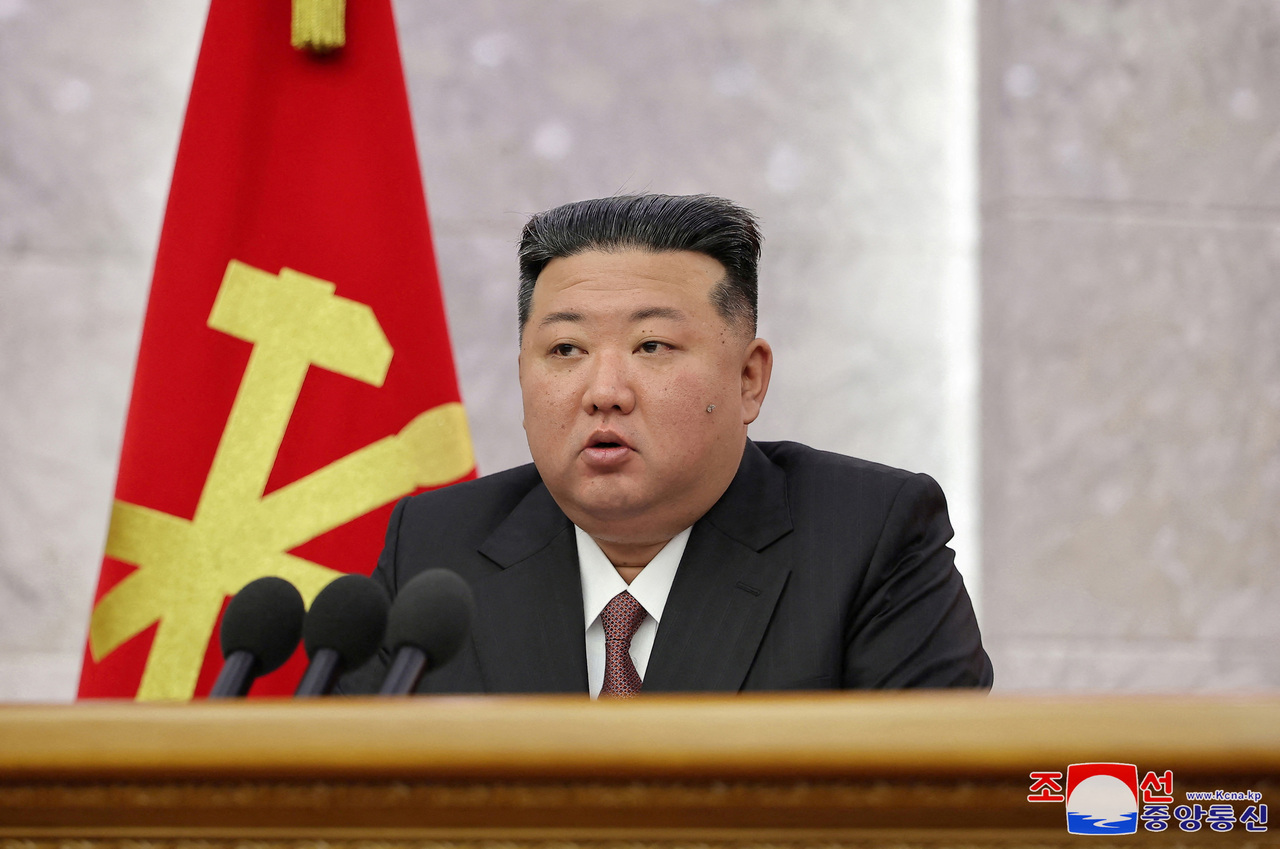 官方媒体今天发布的照片显示，北韩官员首度在公开场合别上印有金正恩肖像的别针，这是塑造对这位领导人的个人崇拜的最新举动。路透