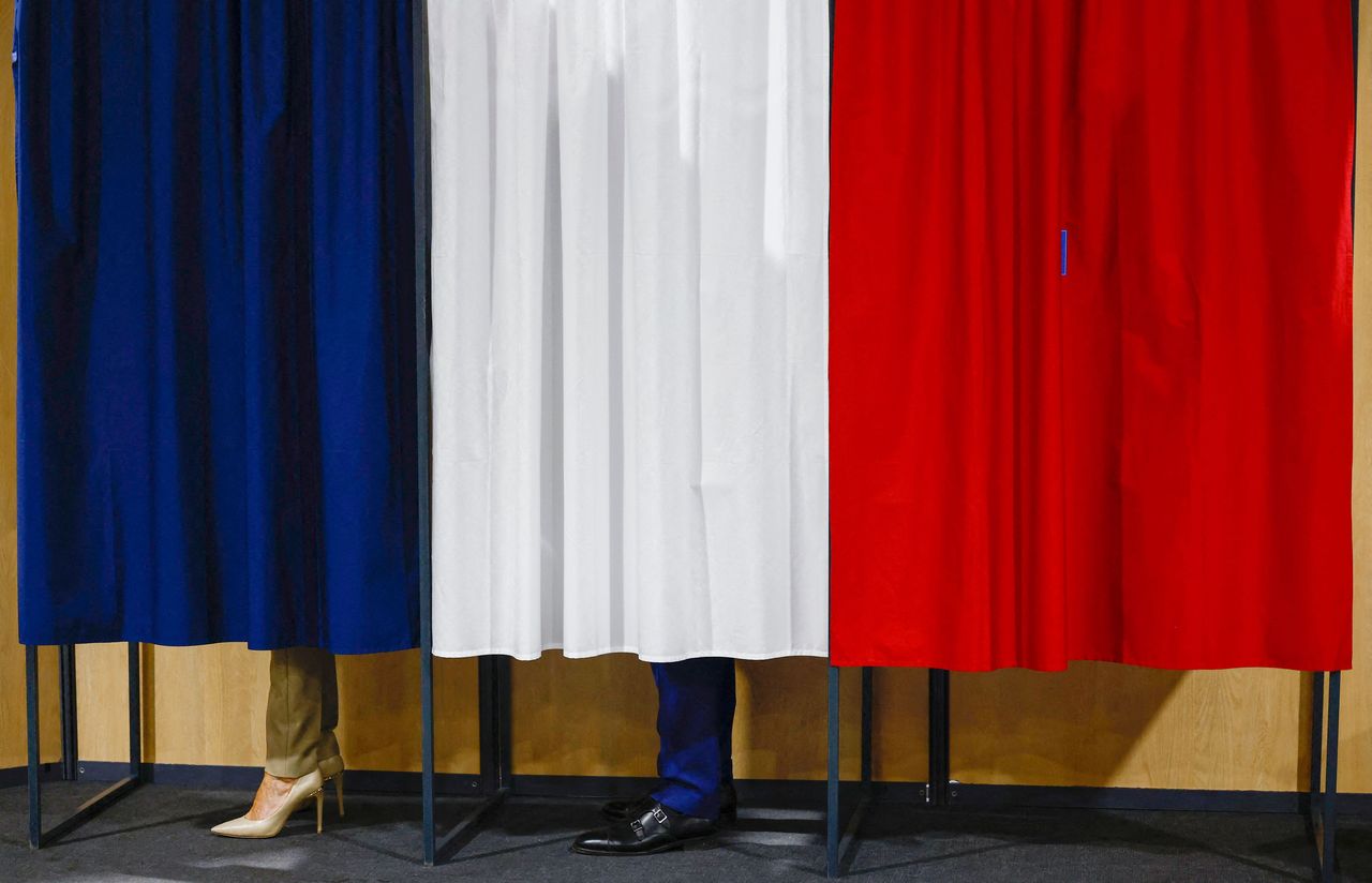 法国今天展开首轮国会选举投票，总统马克宏与妻子在投票站投票。