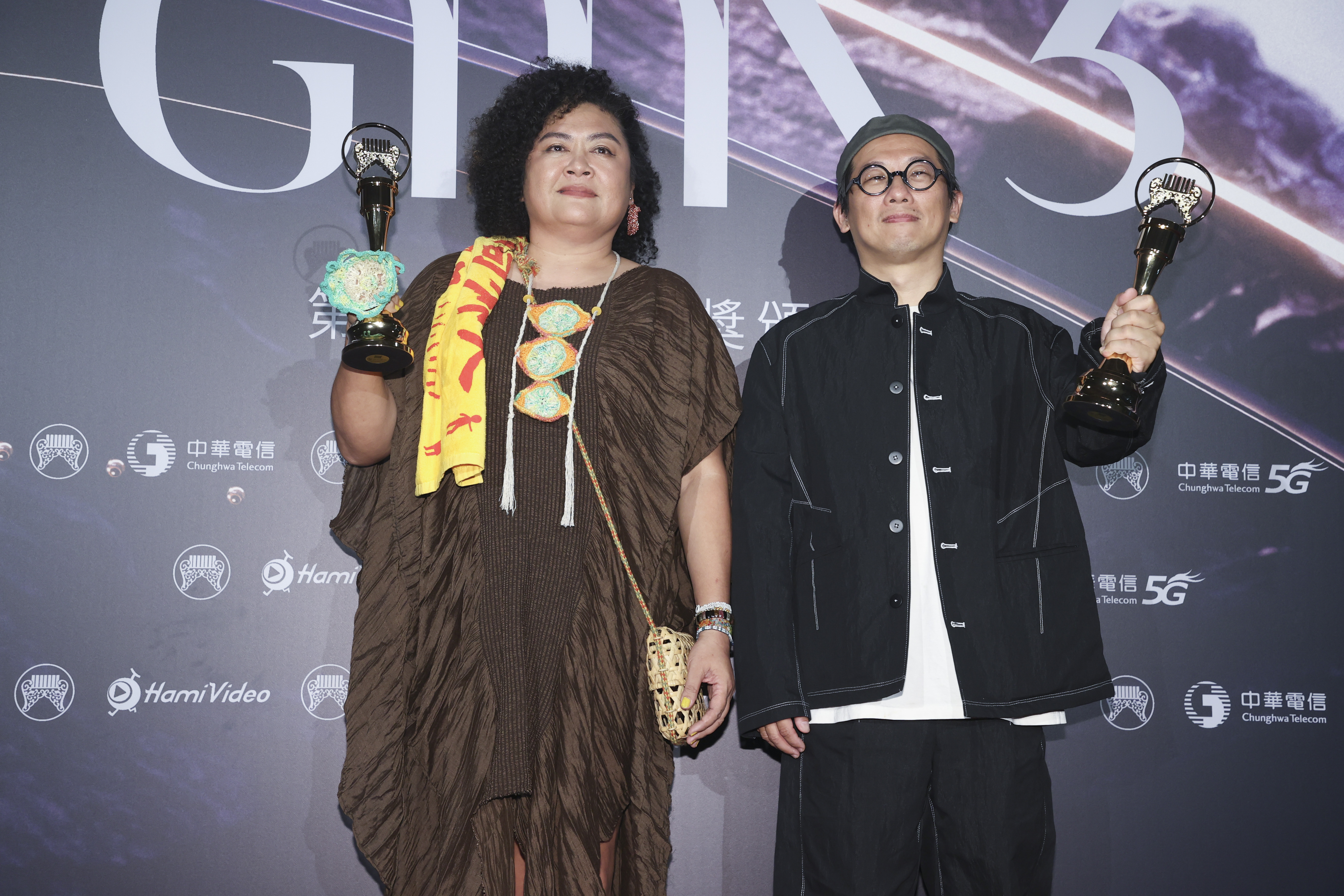 金曲35最佳台语专辑奖由巴奈 （左）、制作人柯智豪（右）的「夜婆 Iā-Pô」获得。记者叶信菉／摄影