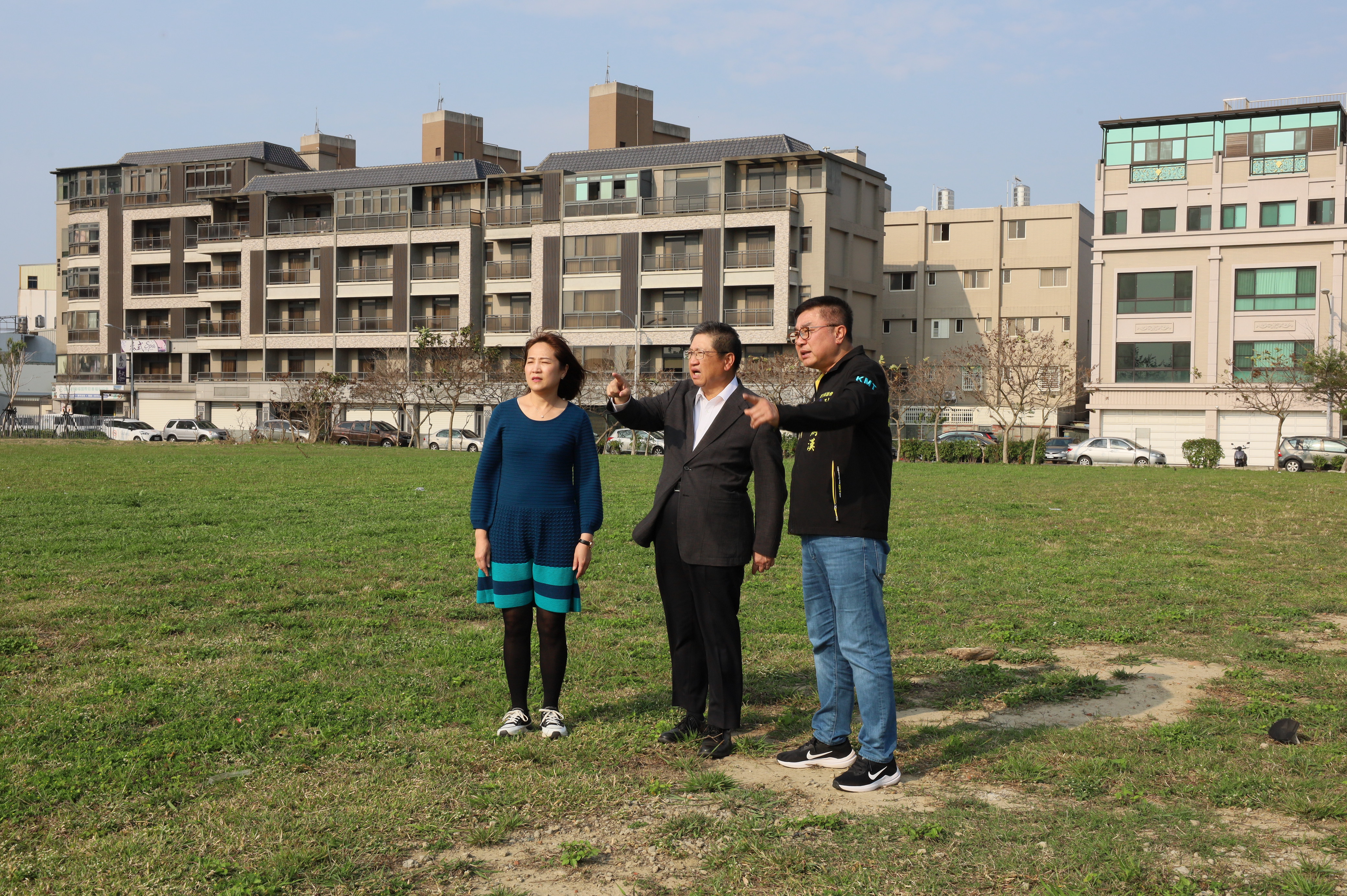 新竹县副议长王炳汉（右）指出，当地原本就有规画0.37公顷的公共设施，因为配合设校，一并纳入规画范围，因此希望实验高中能够以「无围墙」模式开放校园空间。图／王炳汉办公室提供