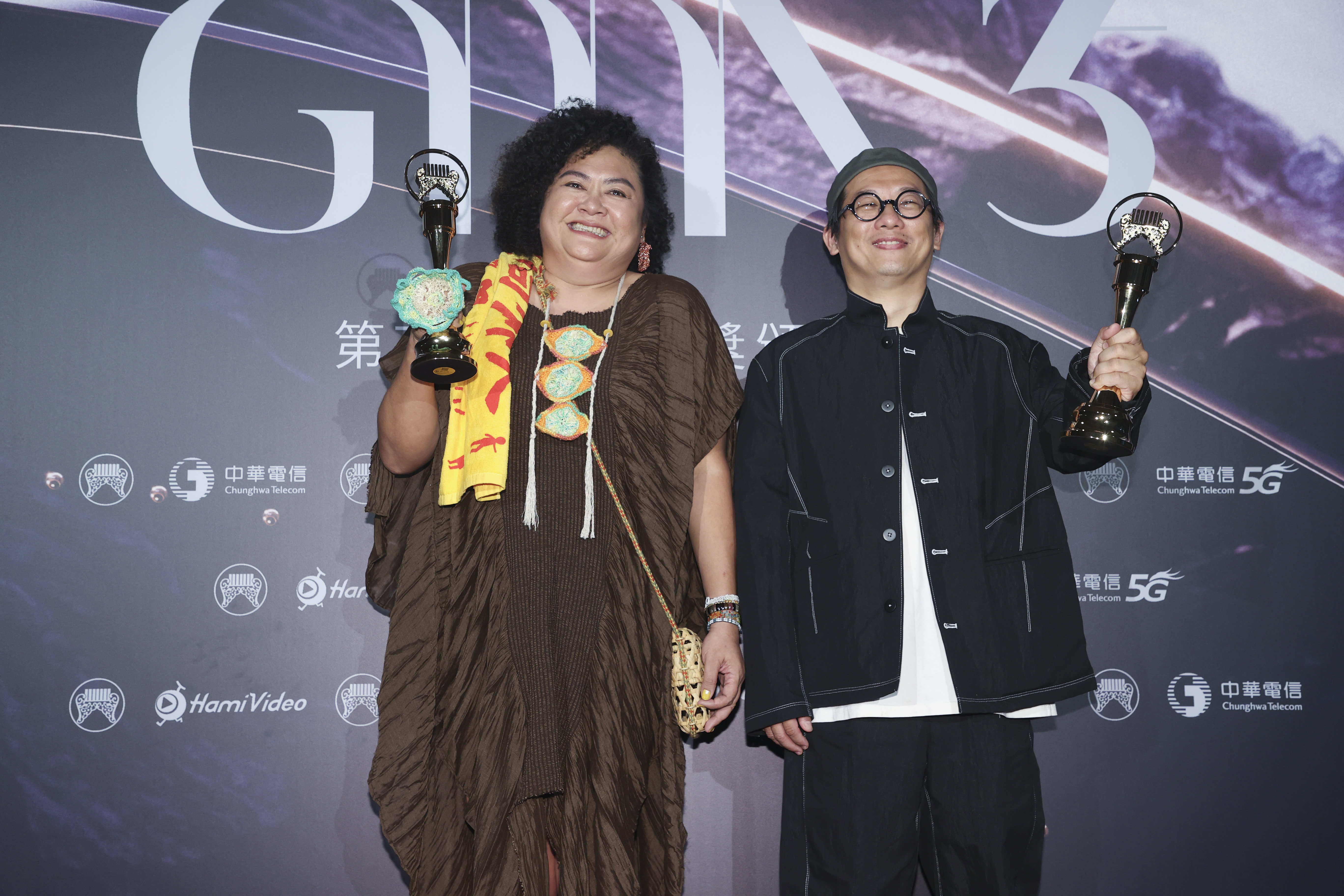 巴奈(左)跟制作人柯智豪一起开心领奖。记者叶信菉／摄影