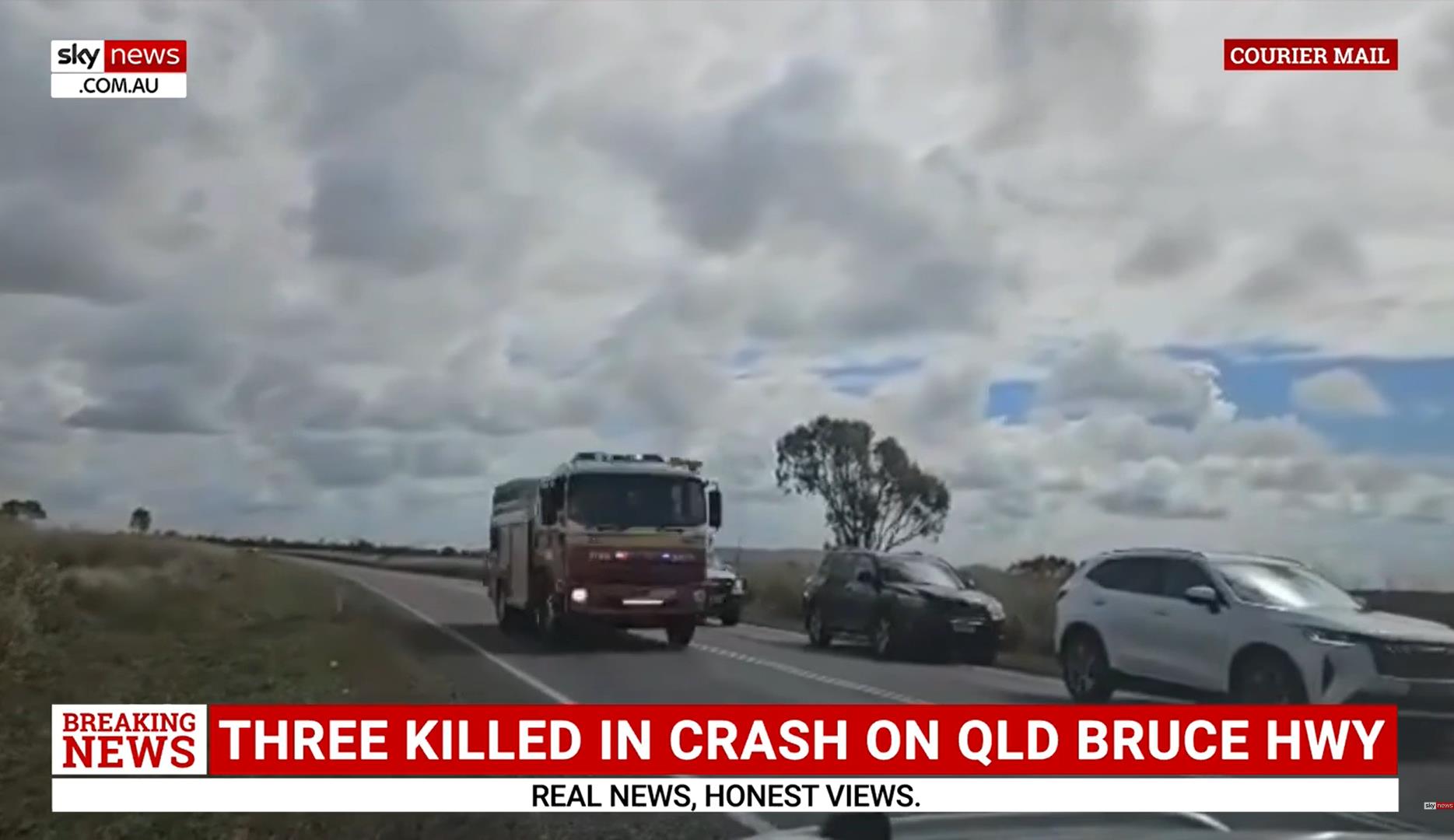 澳洲昆士兰州圣灵群岛30日惊传死亡车祸，一辆载有33人的巴士与露营车相撞，造成3人死亡、数十人受伤。图／截取自Sky Newsy在YouTube的影音