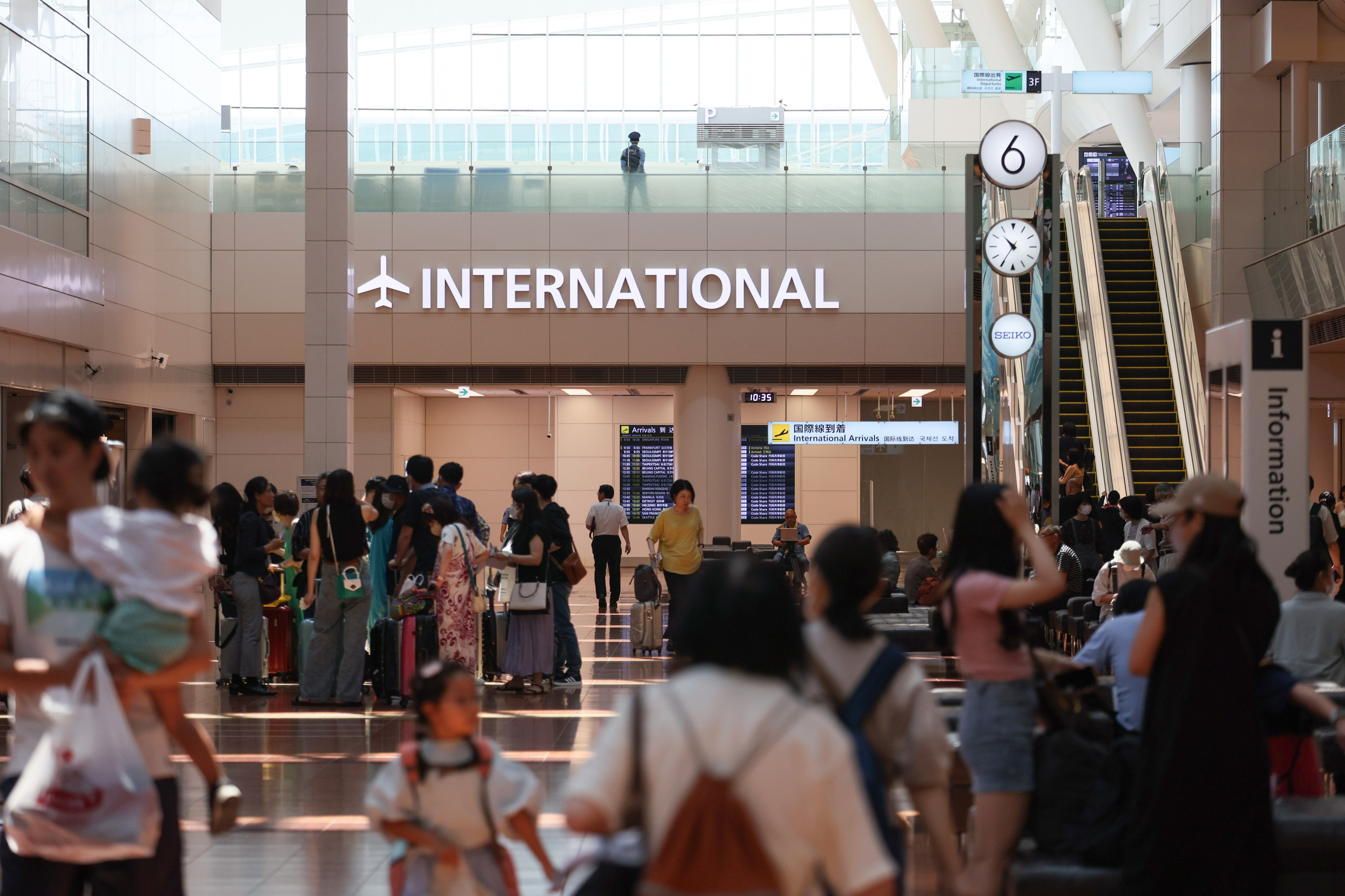 暑假旅游旺季至，台湾人疯往日本飞，享受日圆贬值的好处。图为2023年7月重新开放的羽田机场第二航厦。路透