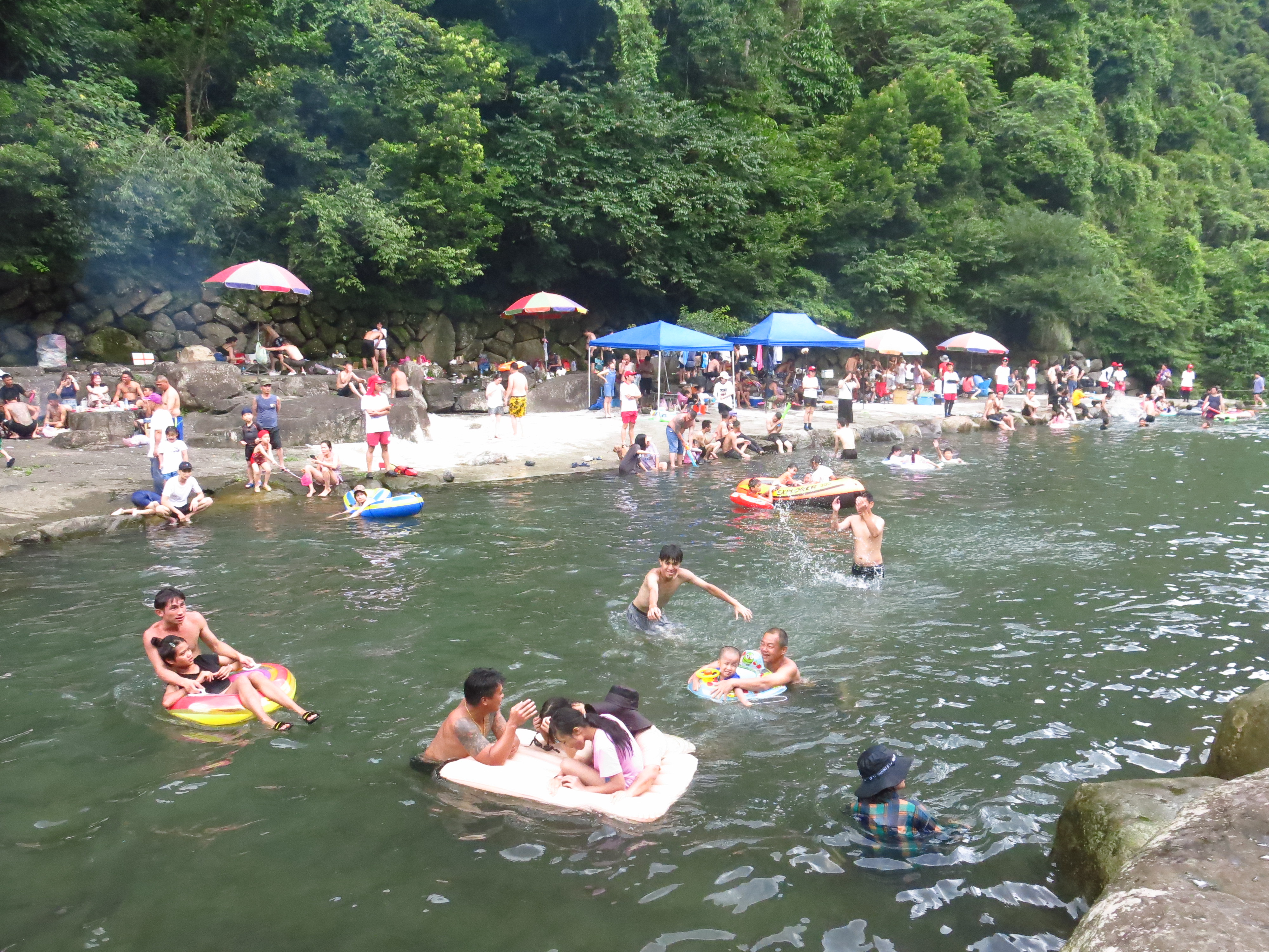 夏季到来，又是戏水好时节，不少民众会到三峡大豹溪边戏水。记者李成荫／摄影