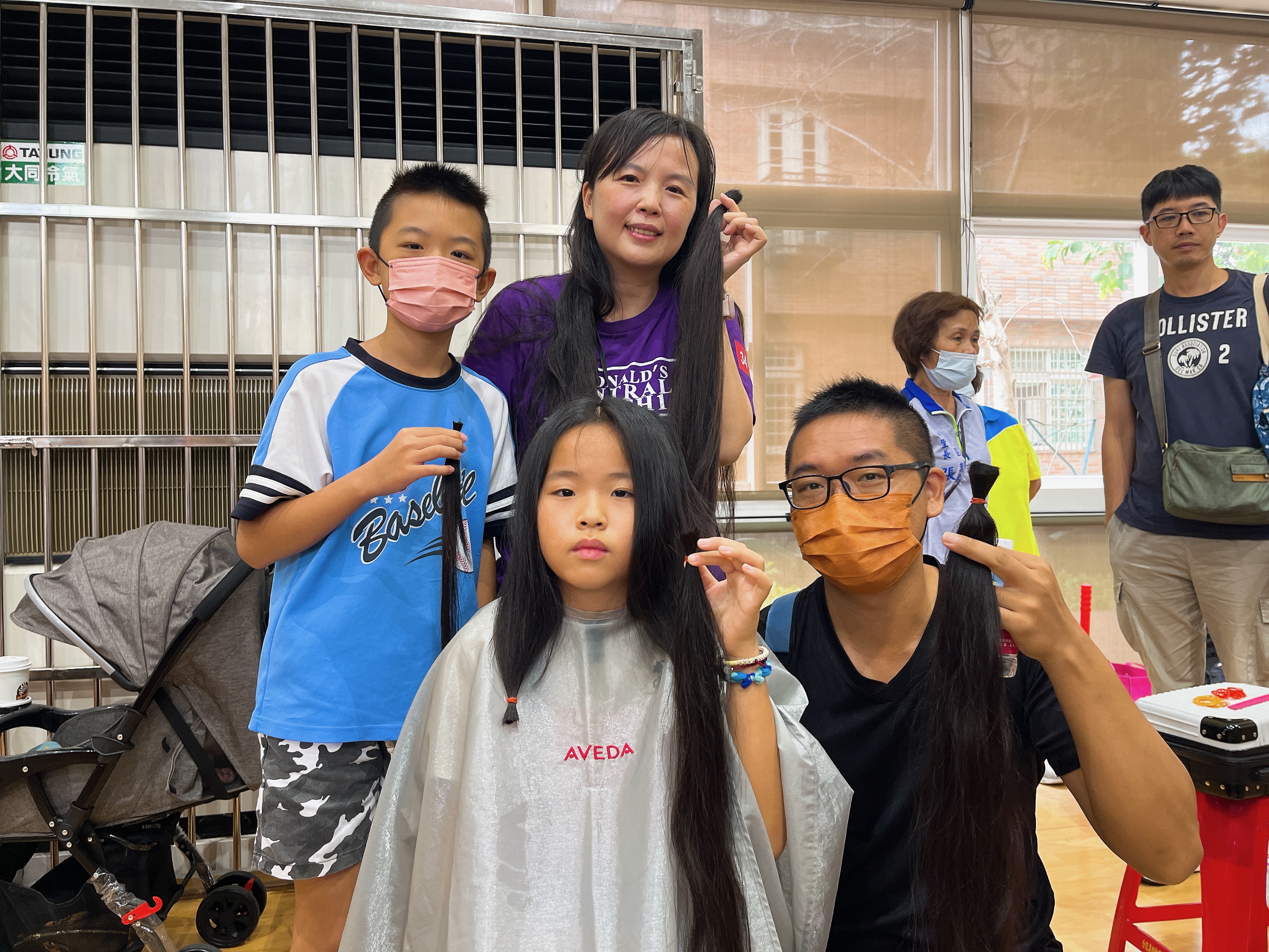 就读国小5年级的李宇馨（前排左），因不舍妈妈罹癌化疗失去头发，6年前还在读幼儿园时就开始留发，希望「把头发借给妈妈」应。记者朱冠谕／摄影