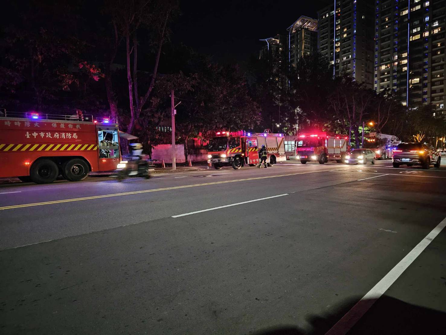 台中市西屯区西屯路台中荣总宿舍在今晚7时许传出火警，幸无人员伤亡。图／读者提供